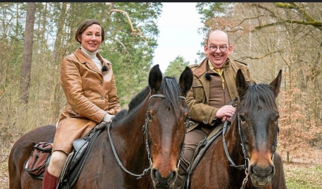 Julia Zeh und Denis Scheck hoch zu Pferde