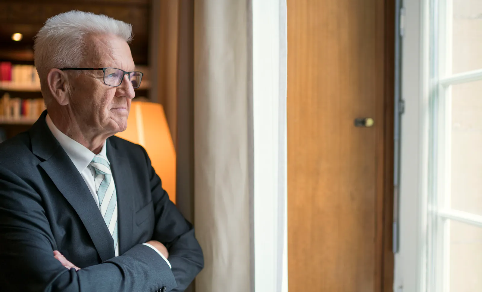 Baden-Württembergs Ministerpräsident Winfried Kretschmann schaut aus dem Fenster.
