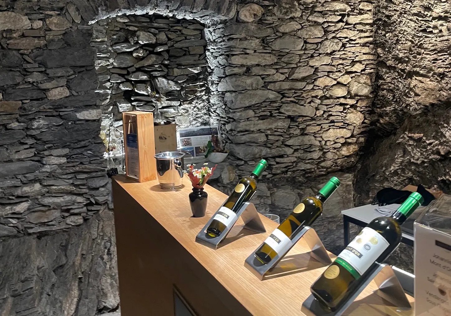 Weinflaschen stehen auf einer Theke