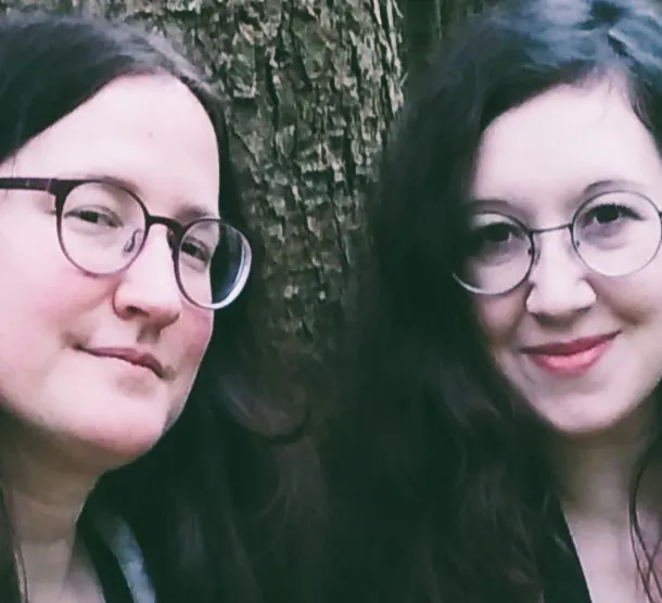 Nahaufnahme von den Gesichtern zweier Frauen. Die Beschaffenheit des Fotos ist etwas gröber, wie durch einen alten Film-Filter.