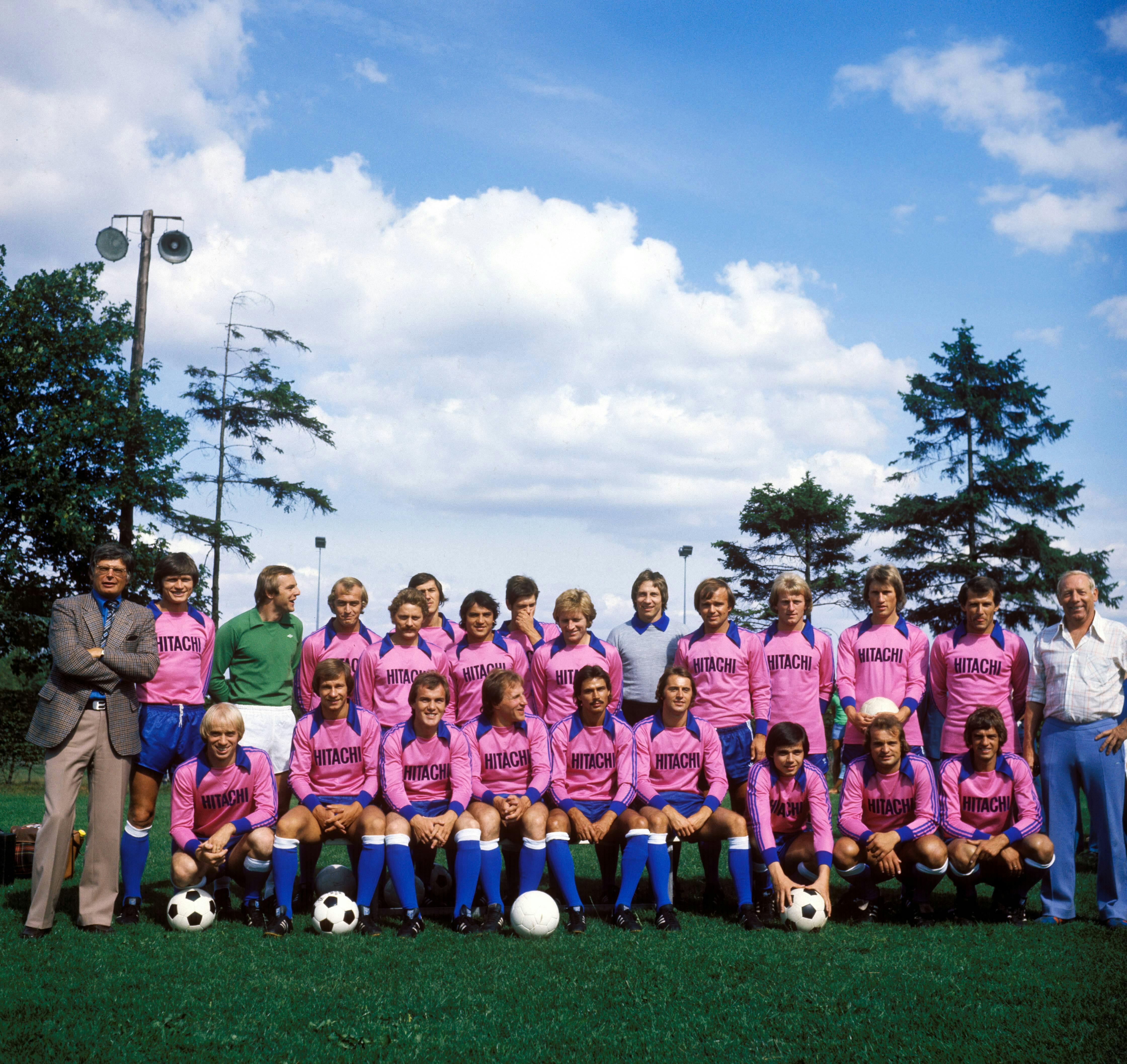 Kader des Hamburger SV vor der Saison 1976/77 mit neuem Hauptsponsor Hitachi und in rosa Trikots.