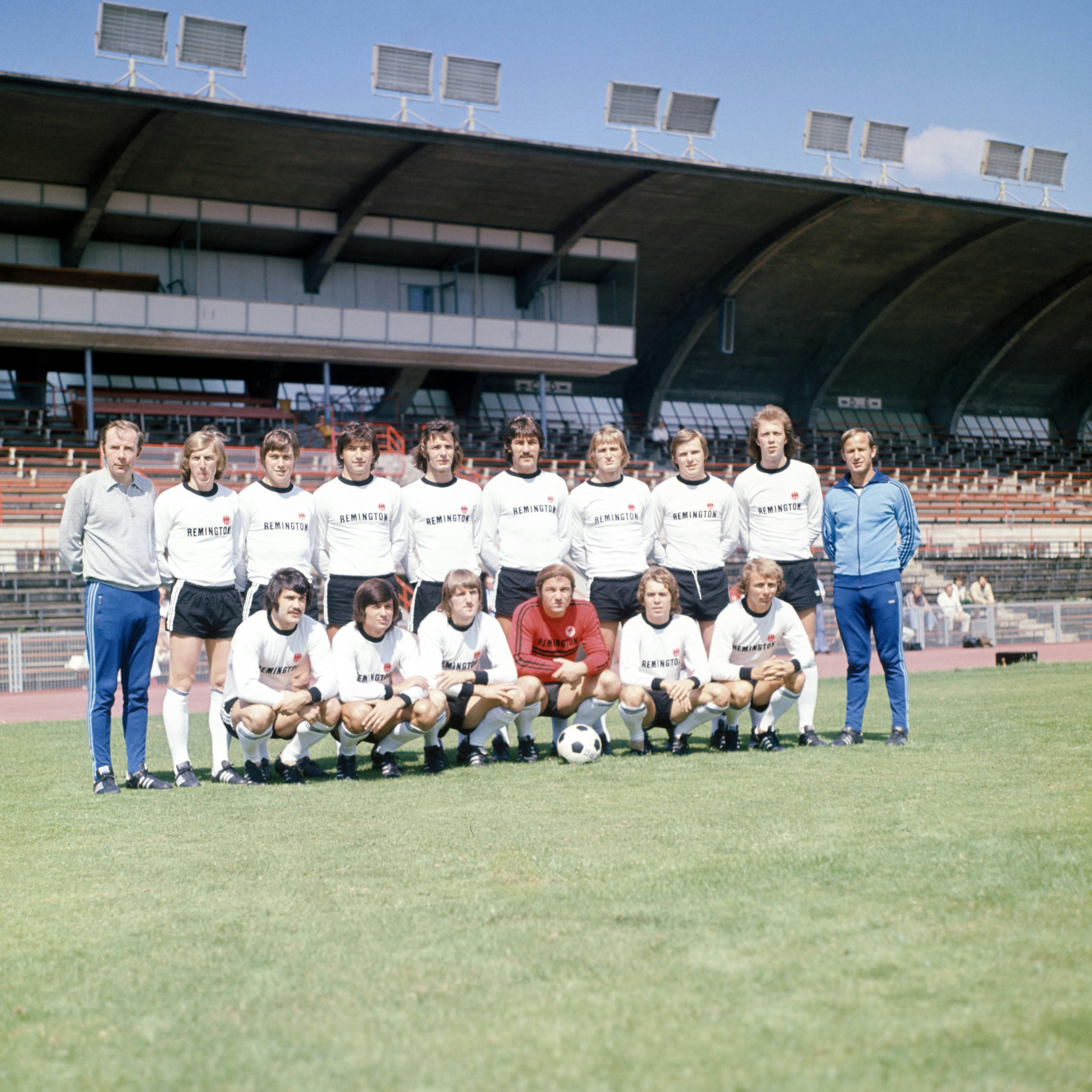 Der Kader von Eintracht Frankfurt zur Saison 1974/75. Mannschaftsfoto mit Remington Werbung.