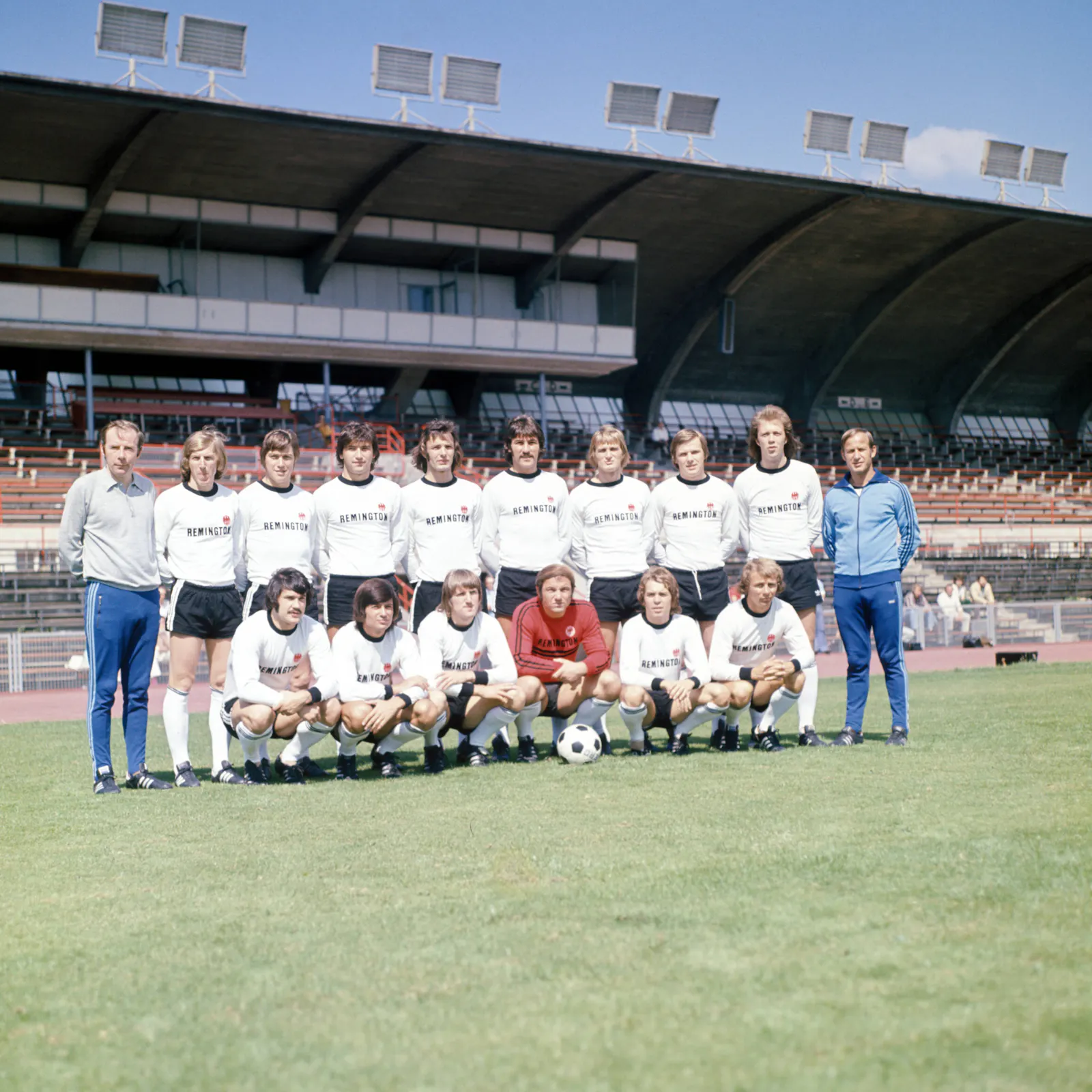 Der Kader von Eintracht Frankfurt zur Saison 1974/75. Mannschaftsfoto mit Remington Werbung.