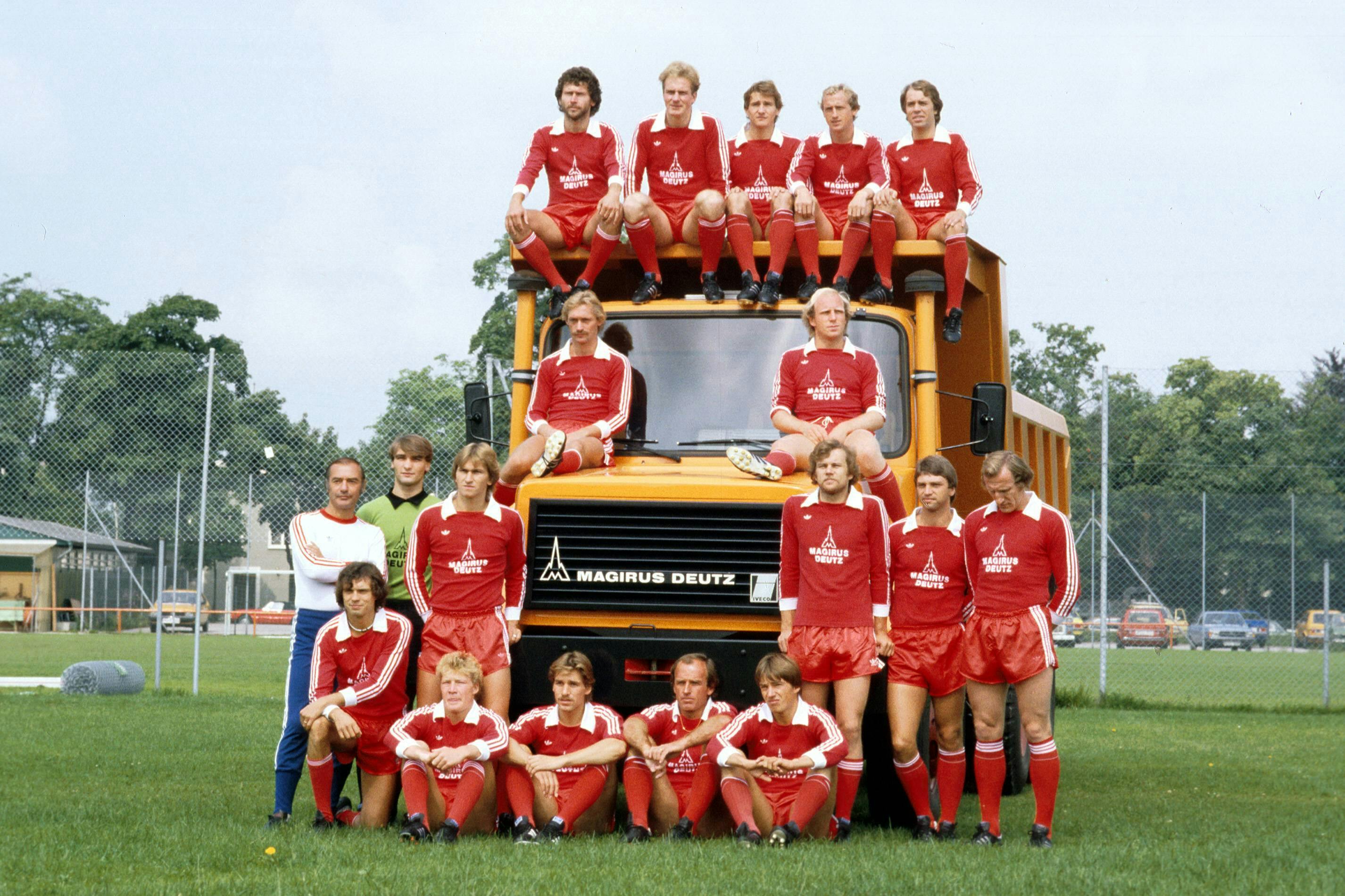 Mannschaftsfoto FC Bayern Saison 1979/80 mit Magrius Deutz LKW