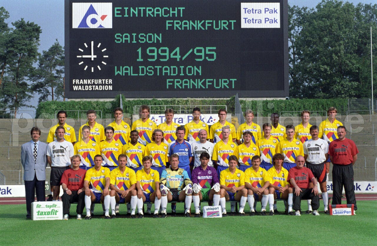 Mannschaftsfoto Eintracht Frankfurt 1994/95 in gelben Tetra Pak Trikots.