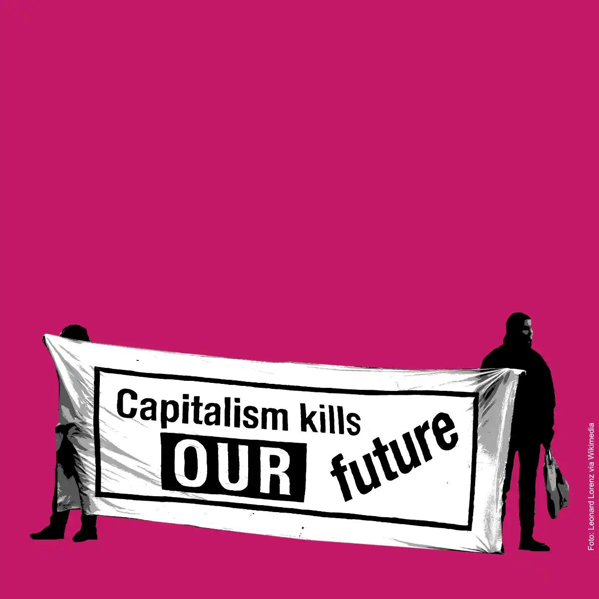 Zwei Menschen halten ein Banner, auf dem steht: Capitalism kills our future"