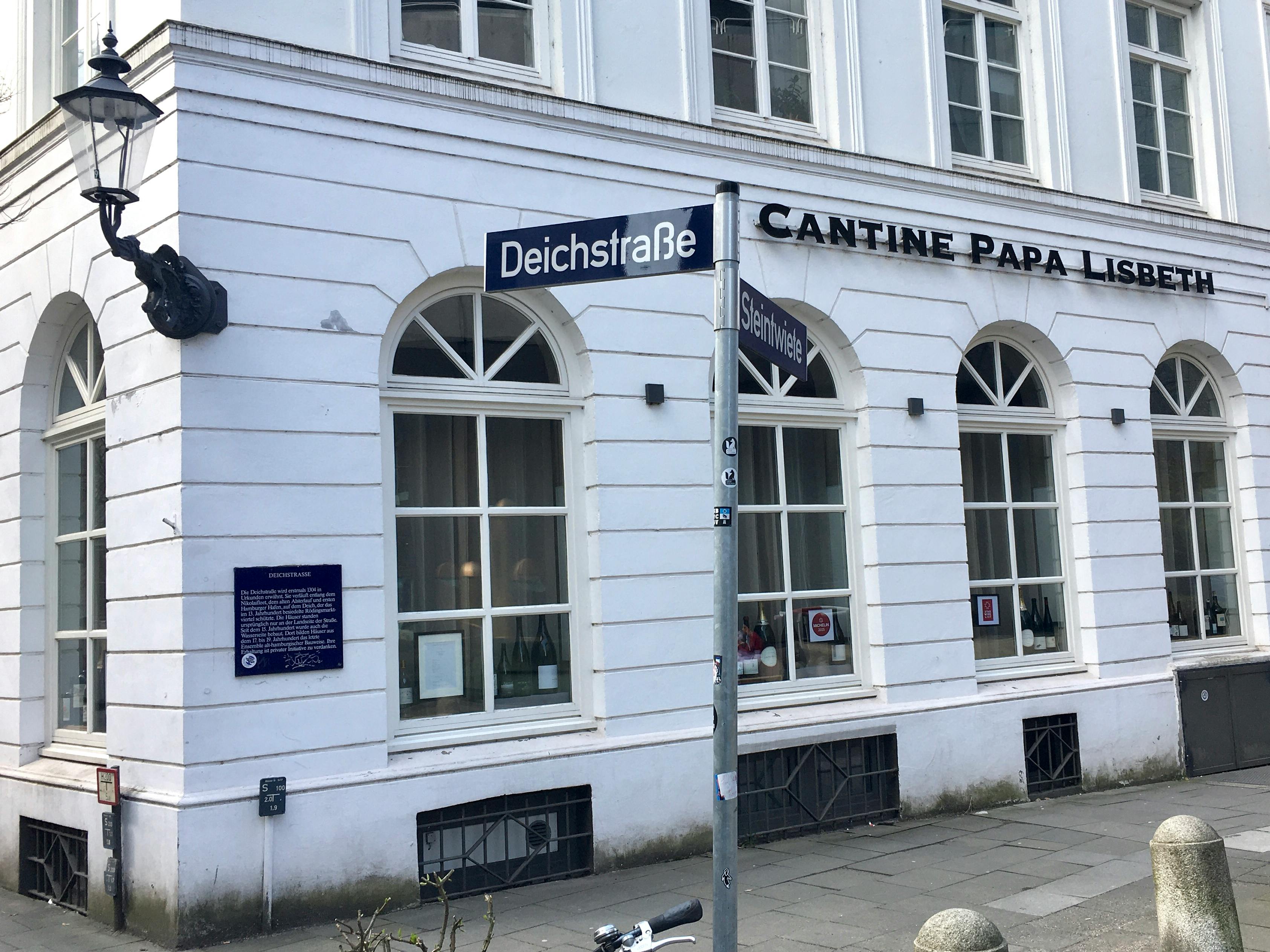 Straßenschild Deichstraße und weißes Haus mit der Aufschrift Cantine Papa Lisbeth