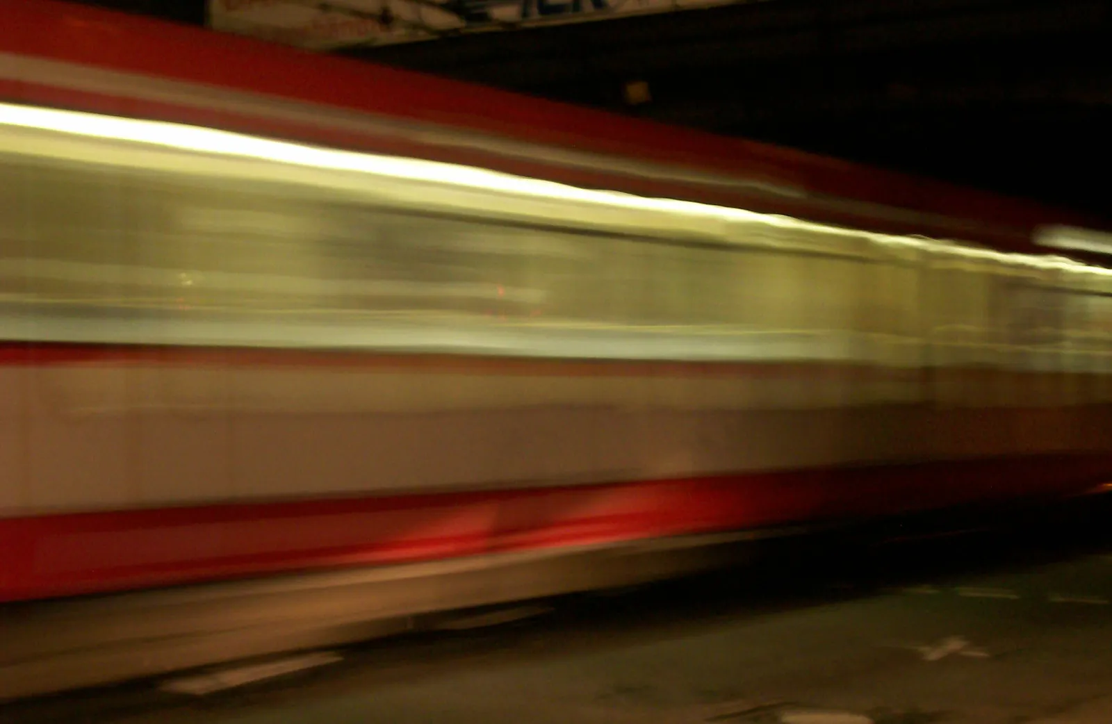U-Bahn rast durch Unterführung, Köln