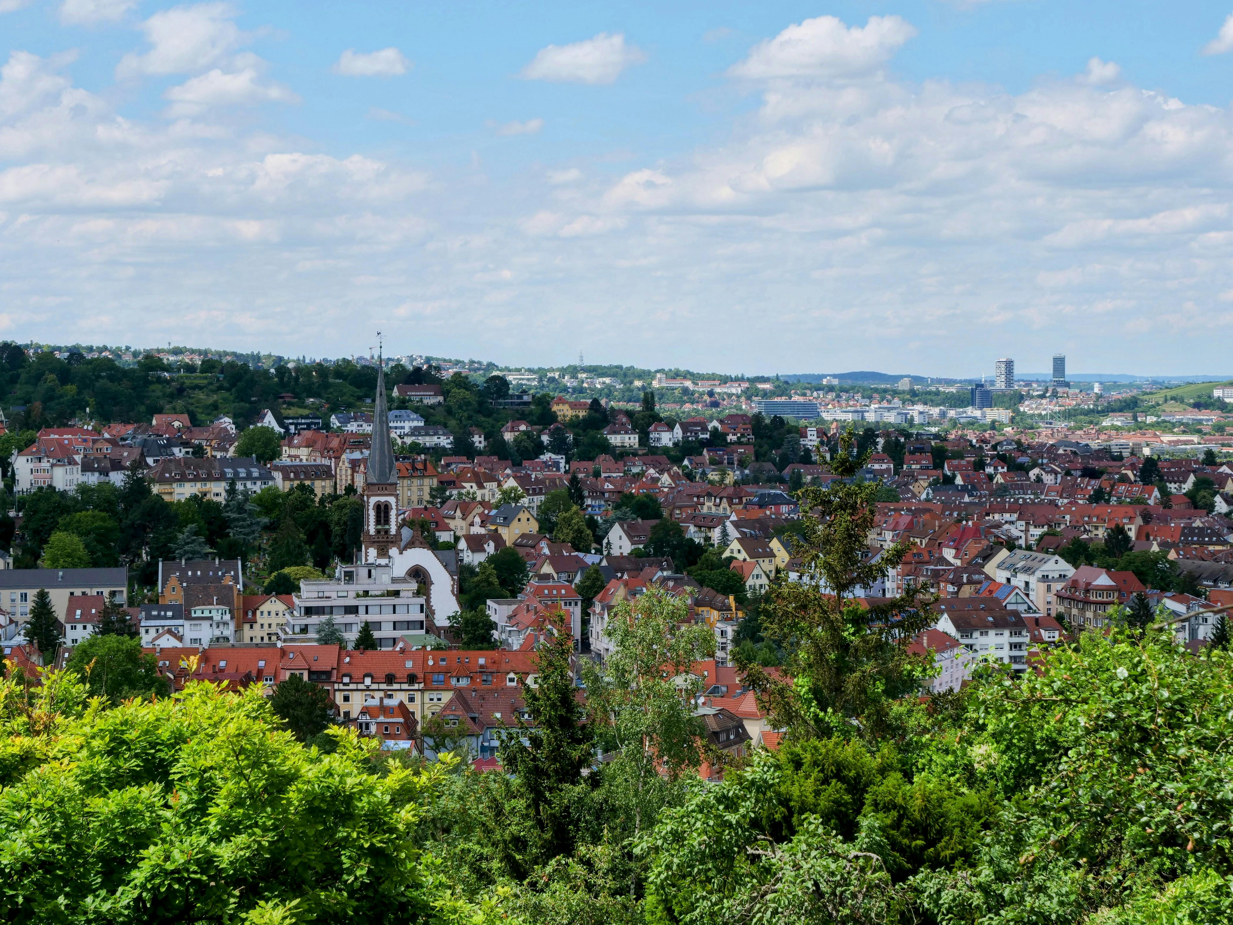 Aussicht vom Sonnenweg über Gablenberg bis zum Pragsattel. Der Weg lohnt immer einen kleinen Spaziergang. Foto: Jürgen Brand