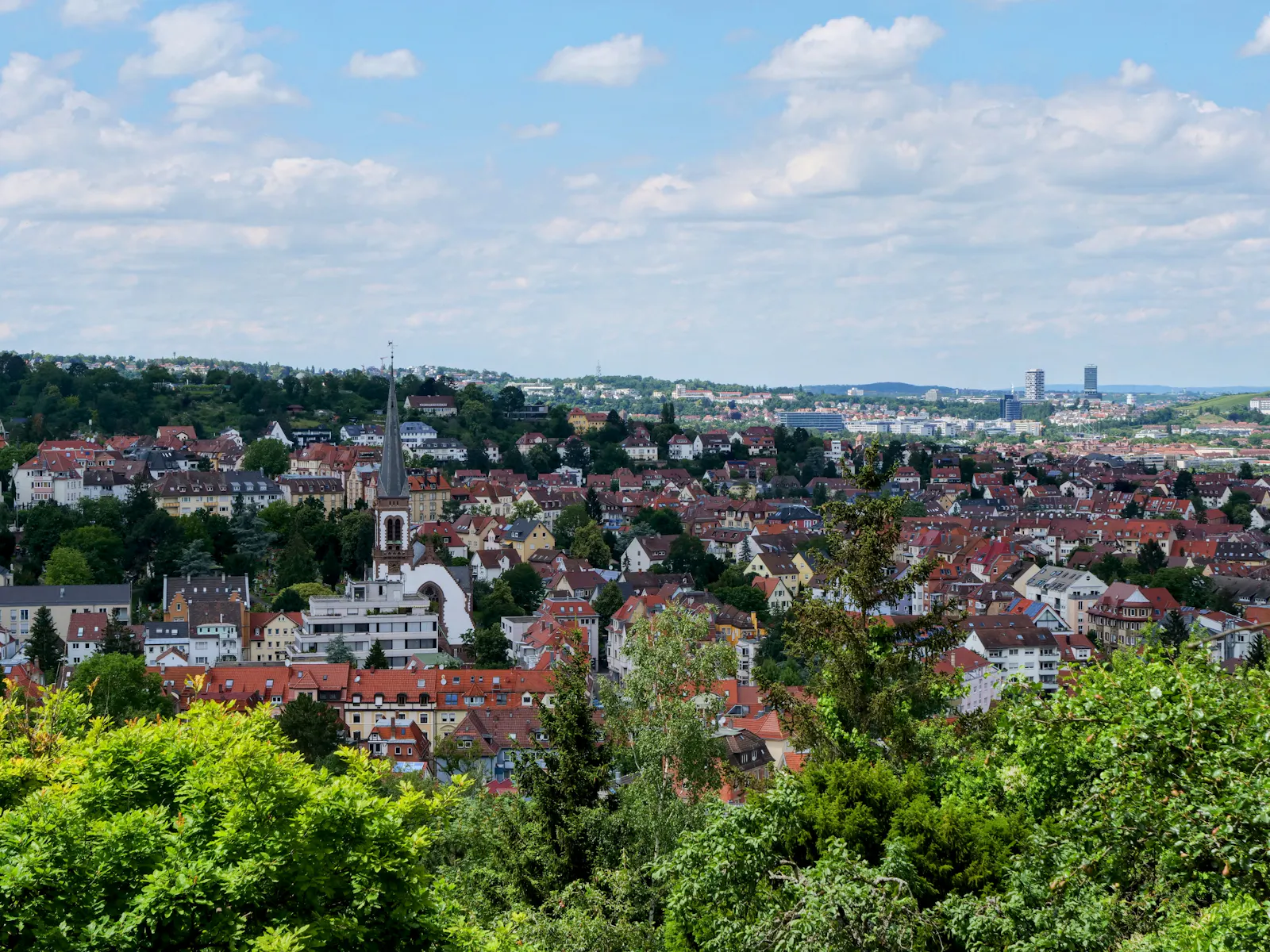 Aussicht vom Sonnenweg über Gablenberg bis zum Pragsattel. Der Weg lohnt immer einen kleinen Spaziergang. Foto: Jürgen Brand