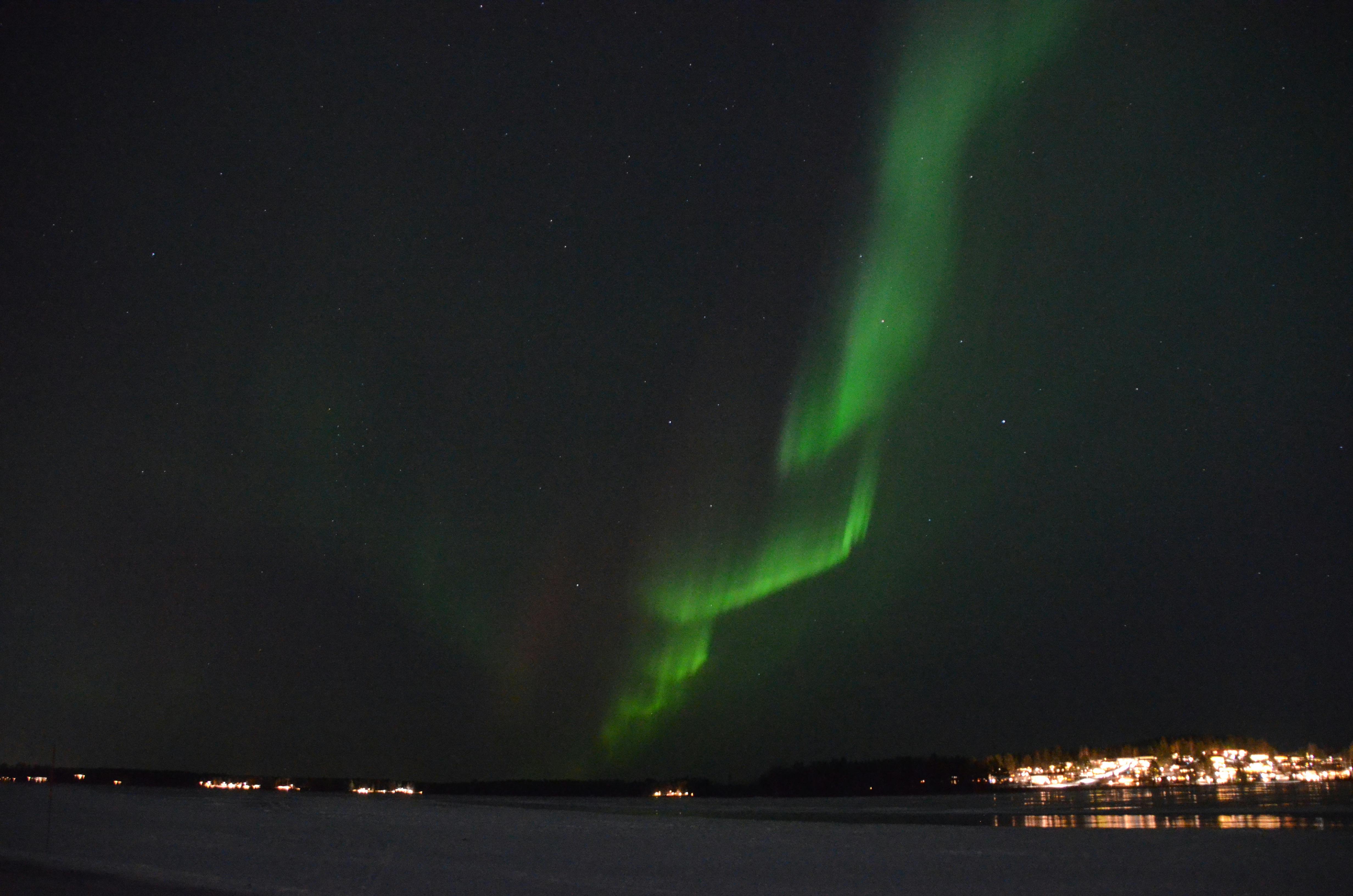 grüner Strang Nordlicht quer über den dunklen Himmel
