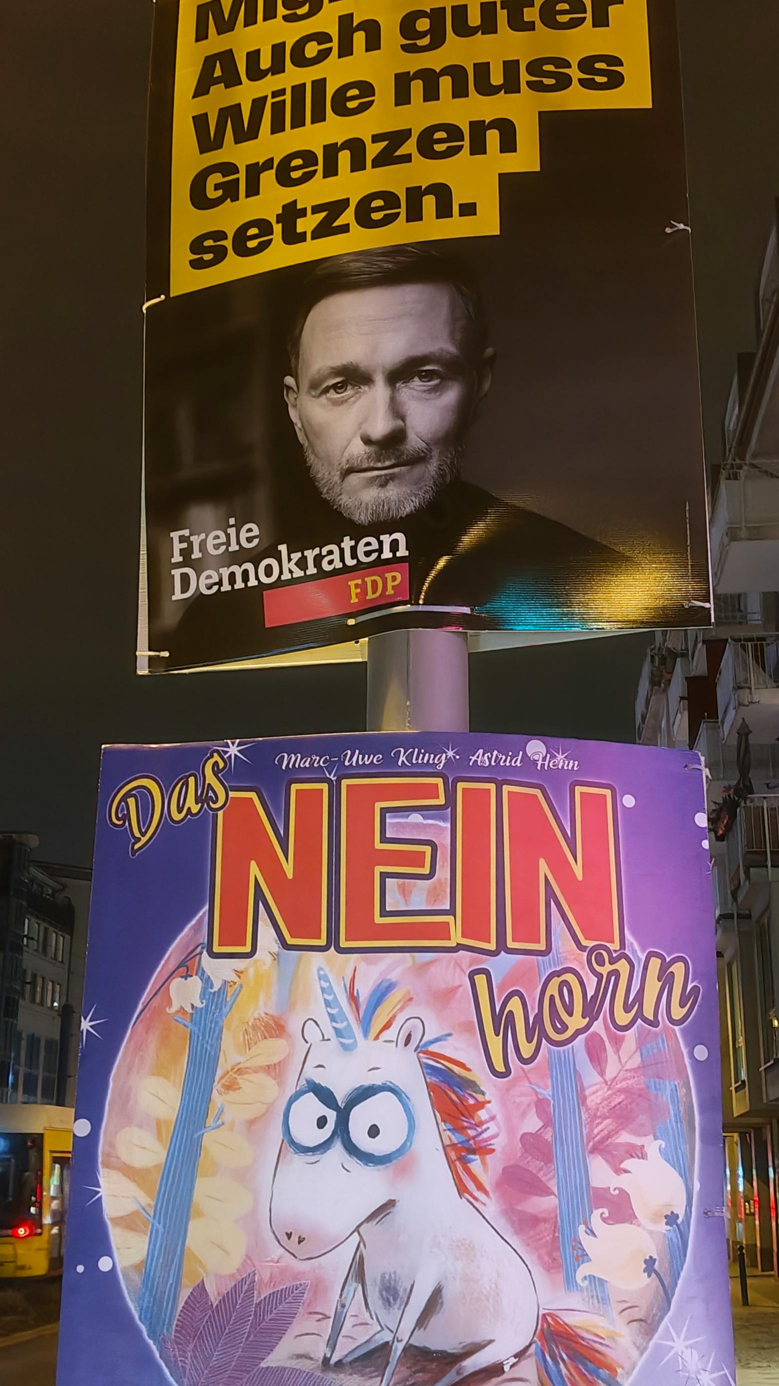 Plakatkombi Greifwalder Straße im Januar 2025. 
Oben Christian Lindner: "Auch guter Wille muss Grenzen setzen"
Unten "Das NEIN-Horn"  (c)Falk Steiner/2025