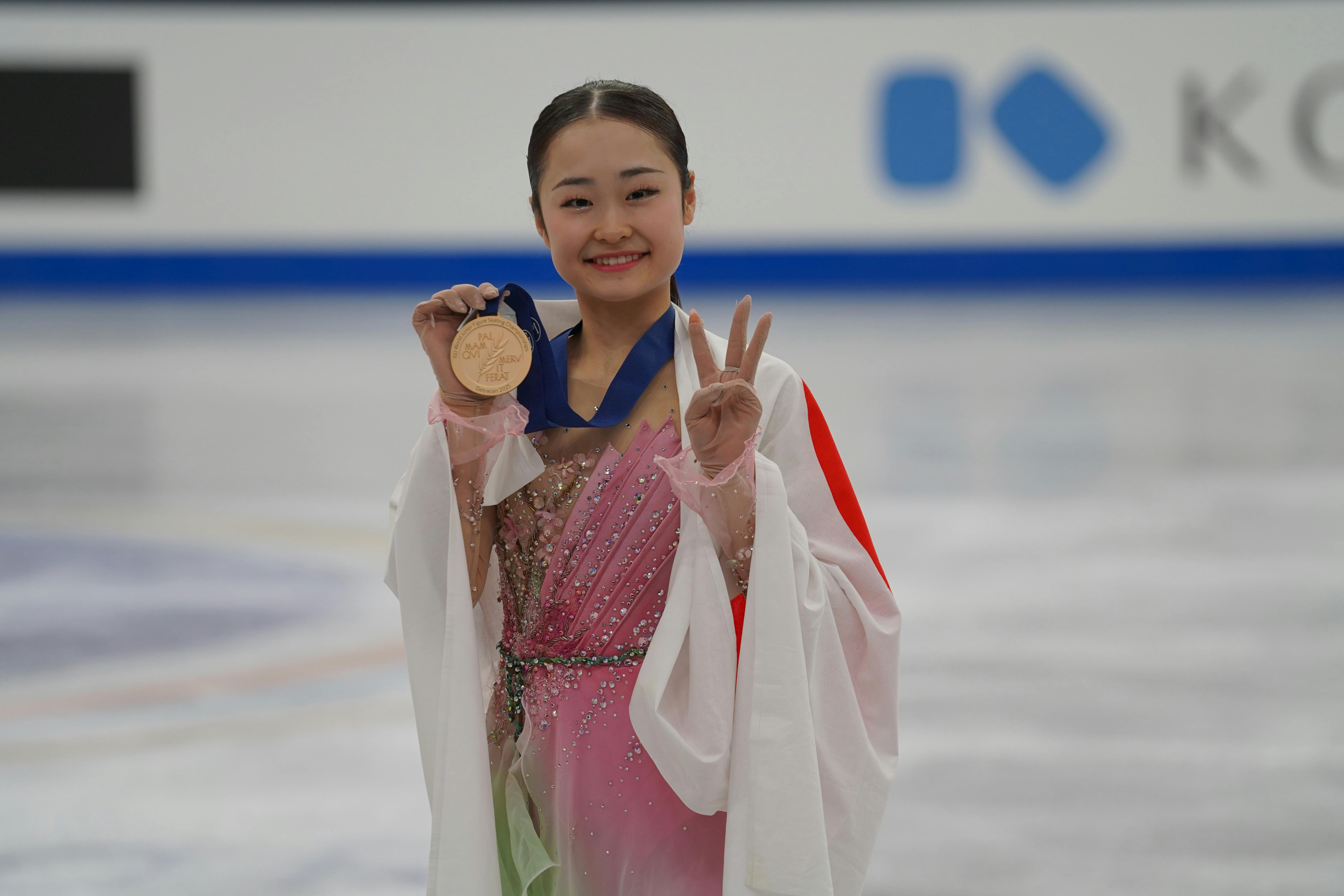 Mao Shimada mit ihrer dritten JWM-Goldmedaille 2025