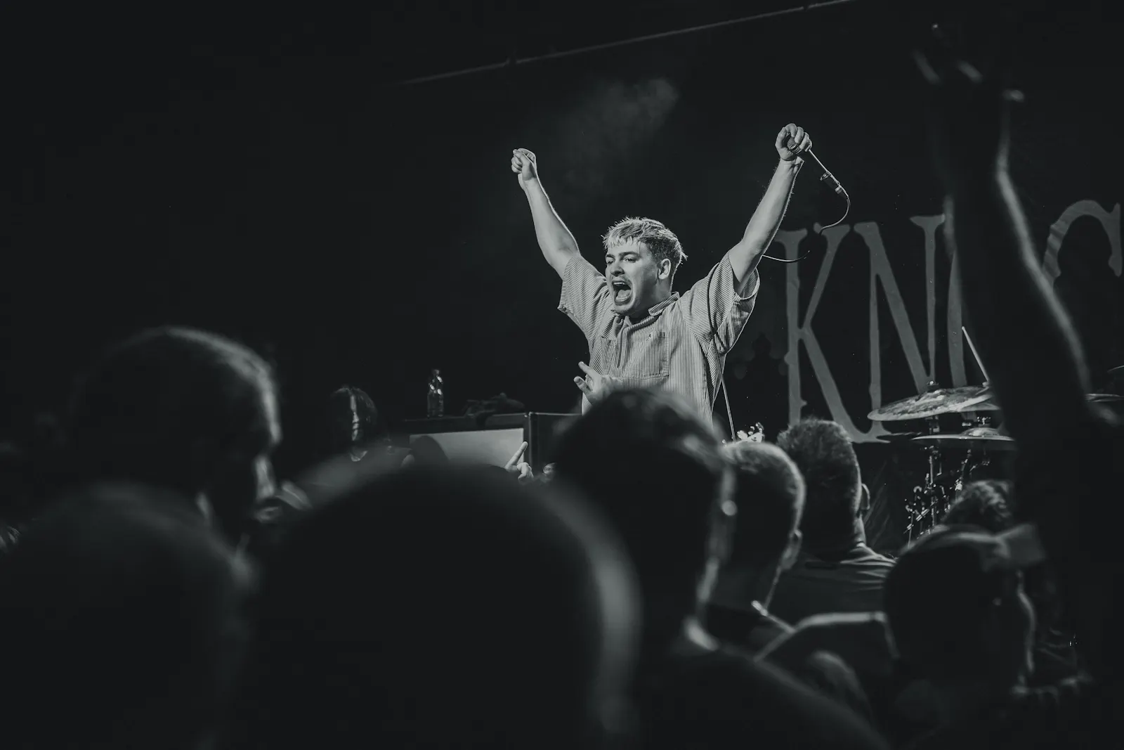 KNOCKED LOOSE Sänger auf der Bühne beim Konzert