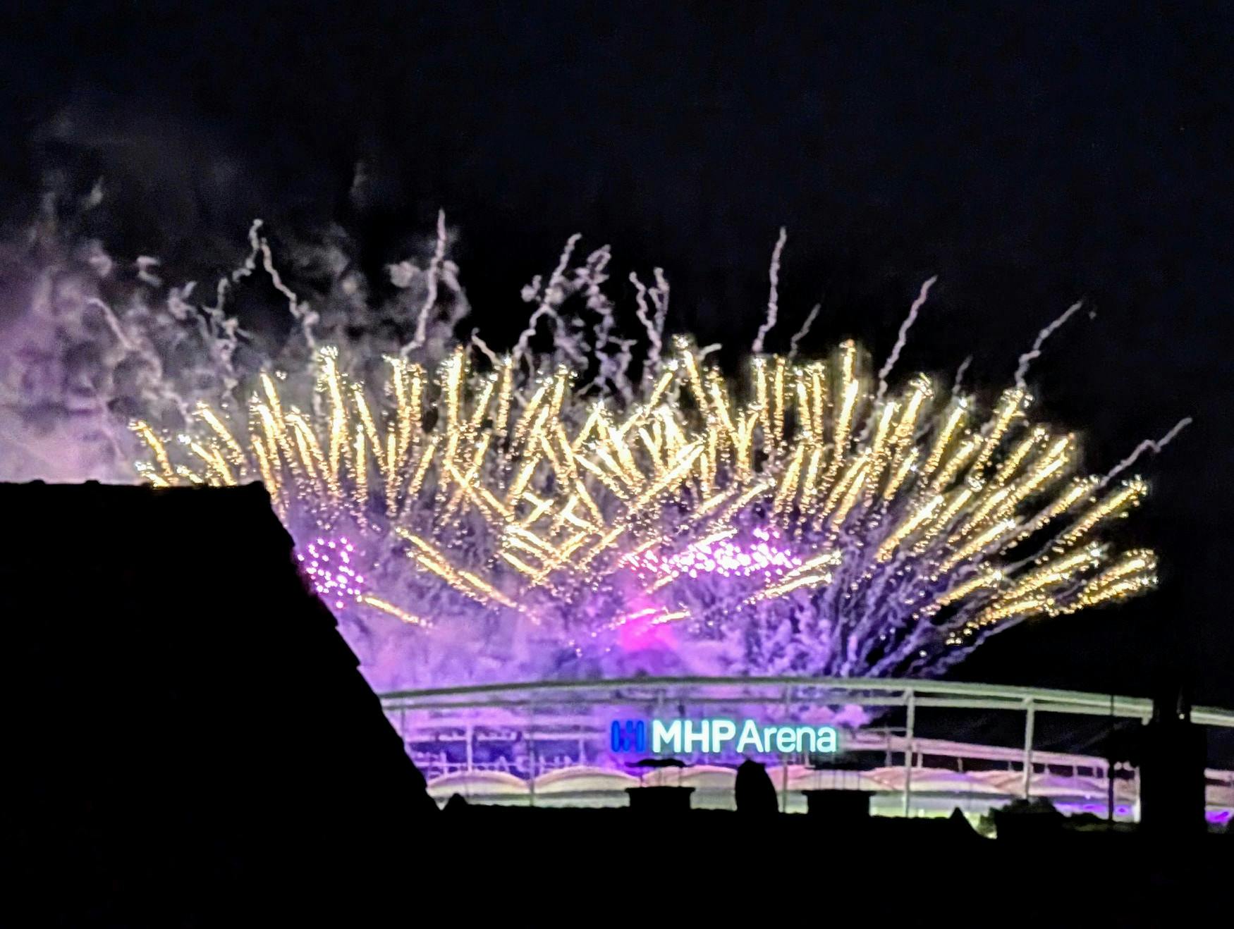 Abschluss der Teddy-Show vergangenen Sonntag über dem Neckarstadion. Foto: Jürgen Brand