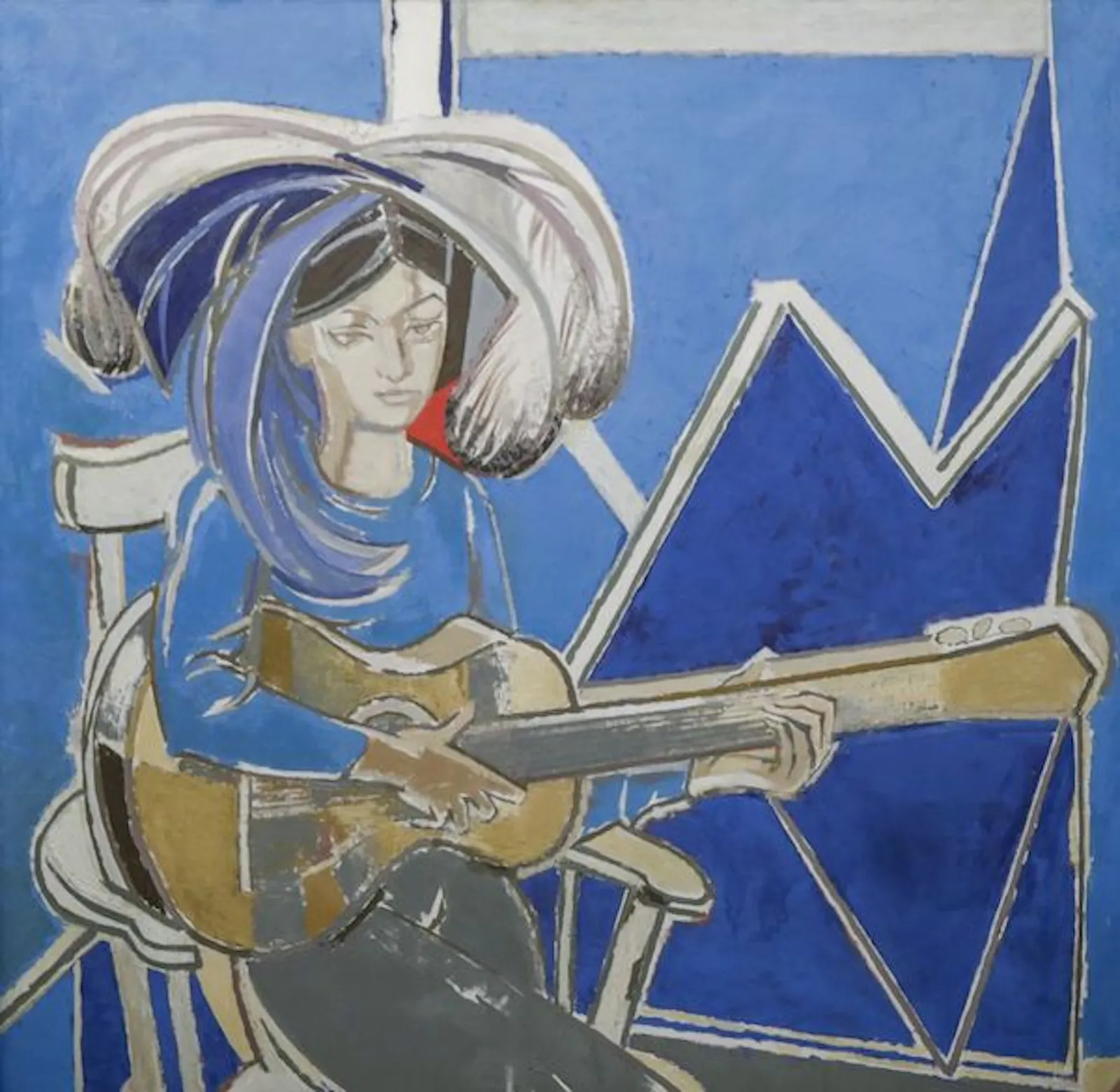 Una muchacha sentada en una silla toca la guitarra delante de un fondo con azules.