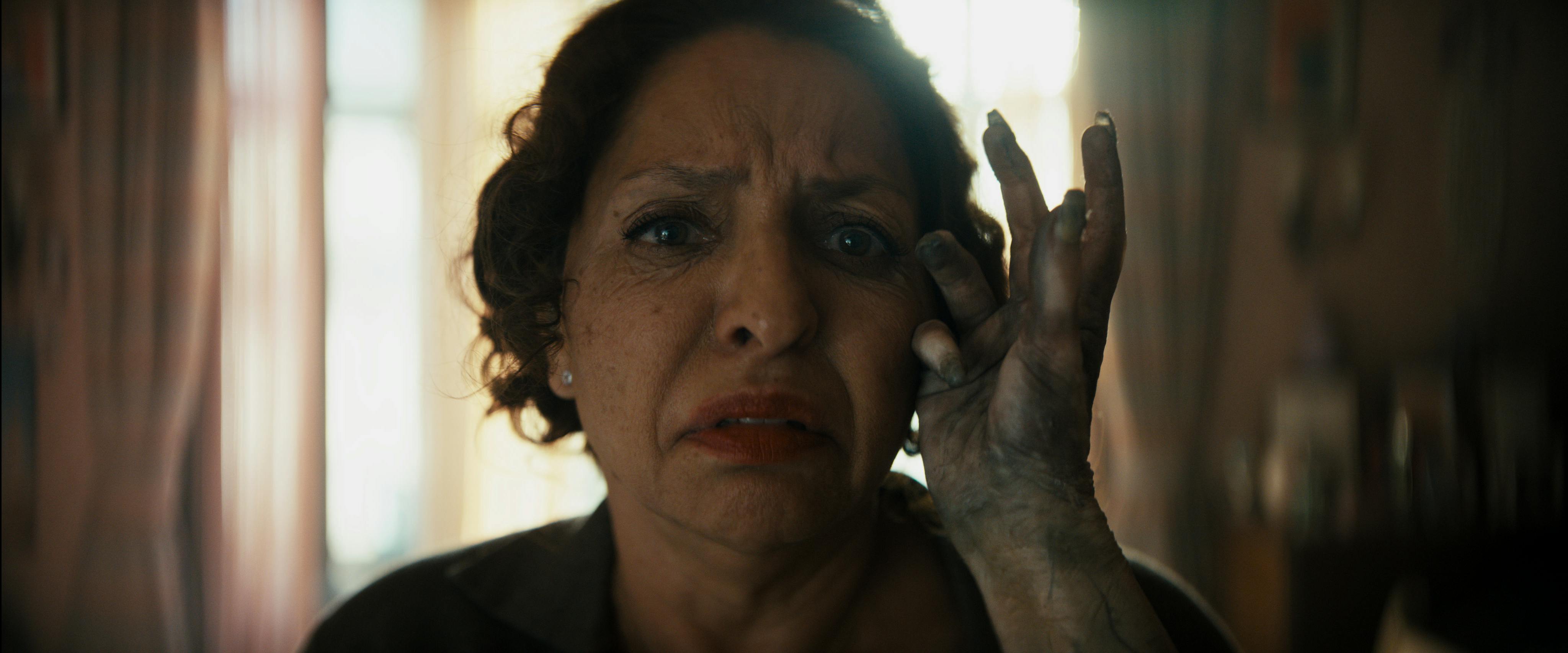 Kein Angst! So schlimm wird's nicht... Véronica Falcon als Carmen Santiago in New Line Cinemas, Atomic Monsters and Blumhouses LEE CRONIN’S THE MUMMY // © Warner Bros. Pictures Entertainment GmbH