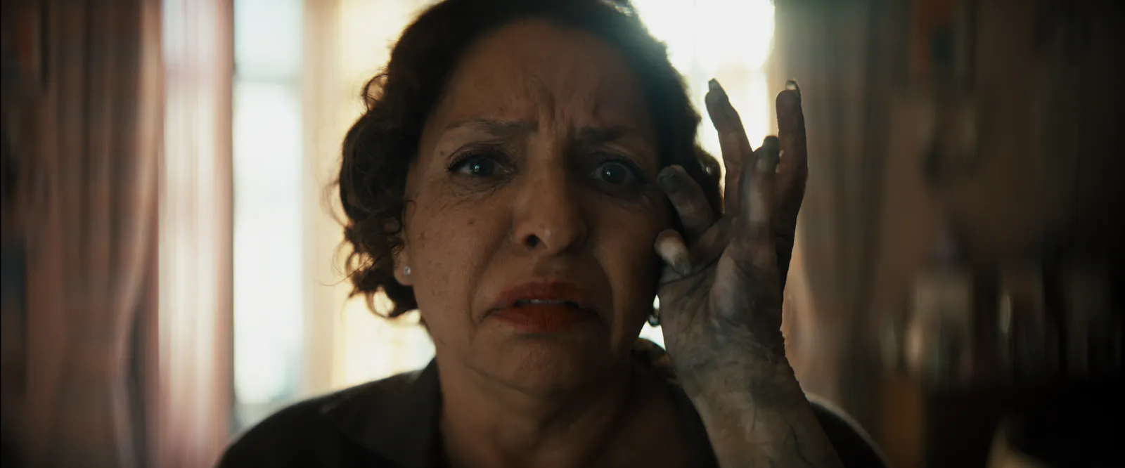 Kein Angst! So schlimm wird's nicht... Véronica Falcon als Carmen Santiago in New Line Cinemas, Atomic Monsters and Blumhouses LEE CRONIN’S THE MUMMY // © Warner Bros. Pictures Entertainment GmbH