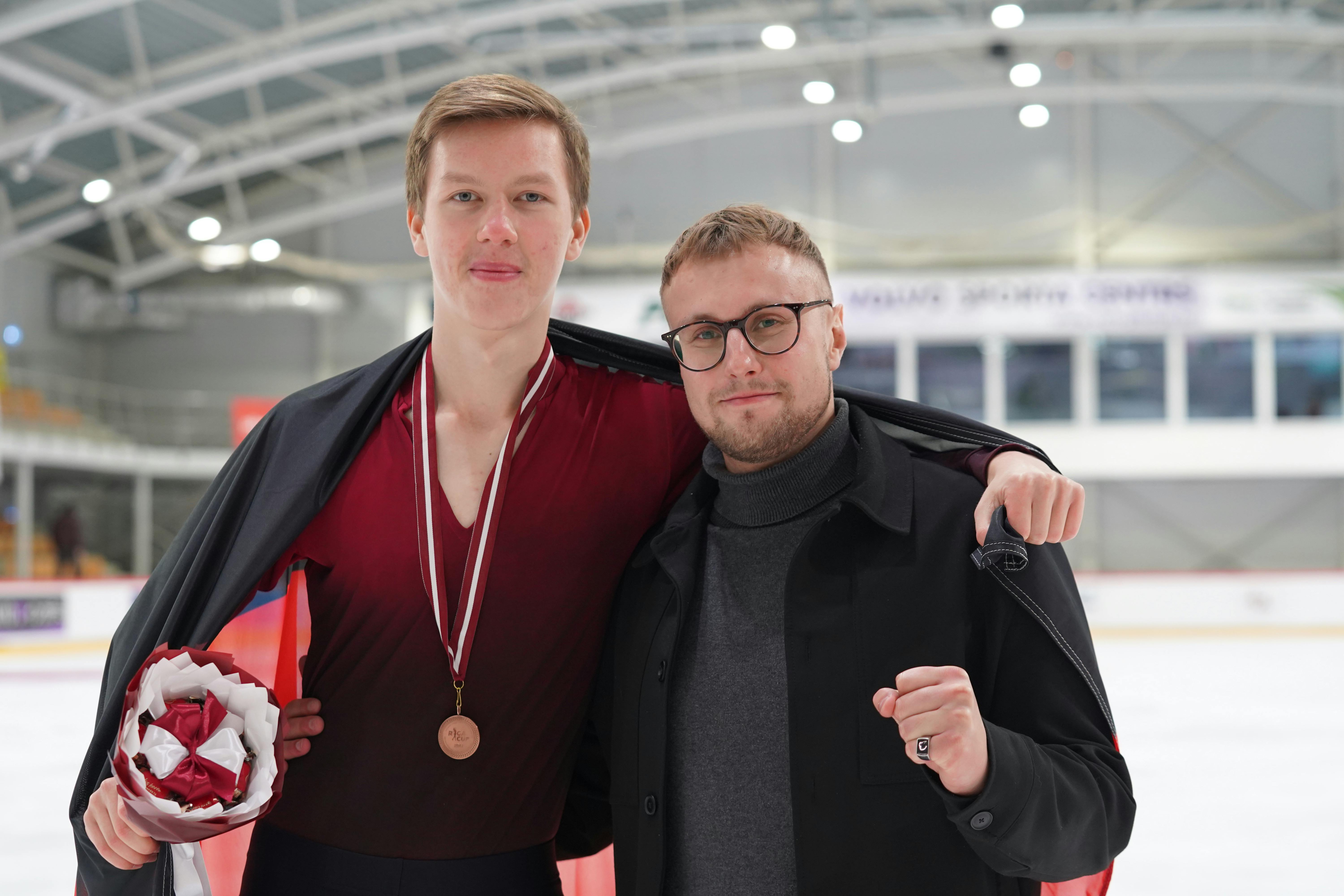 Genrikh Gartung und Trainer Niko Ulanvosky freuen sich über die Bornzemedaille.