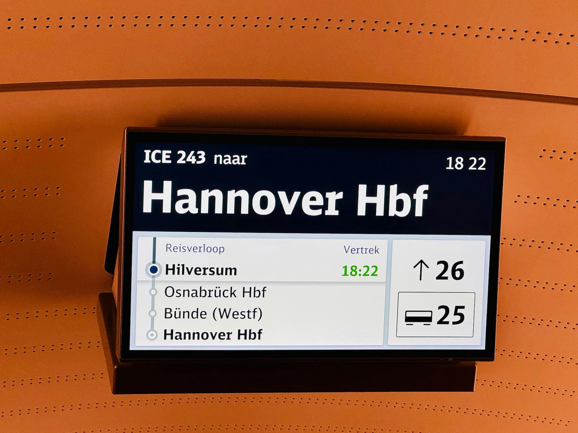 Anzeige im ICE von Amsterdam nach Hannover auf Niederländisch