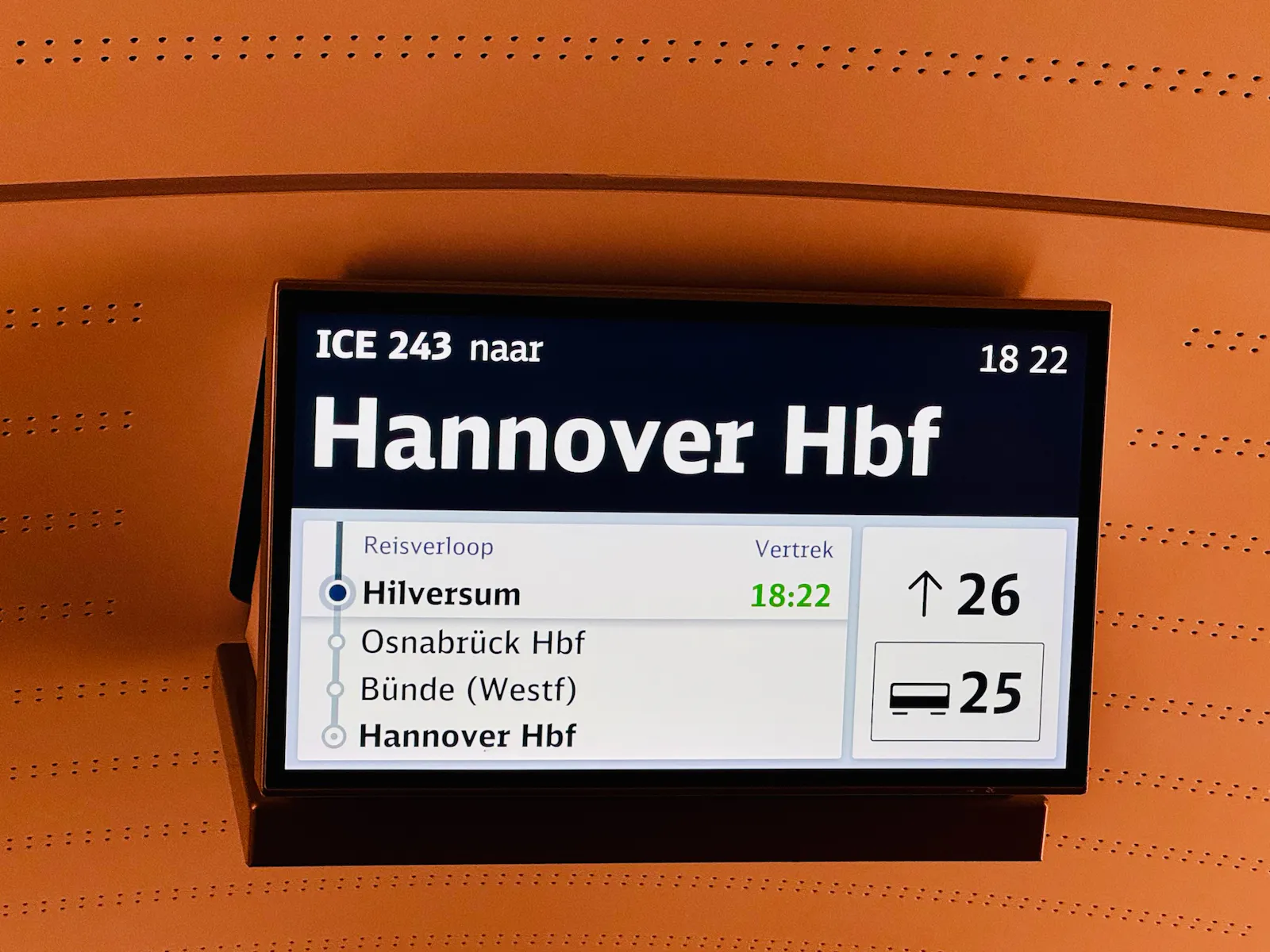 Anzeige im ICE von Amsterdam nach Hannover auf NiederlÀndisch