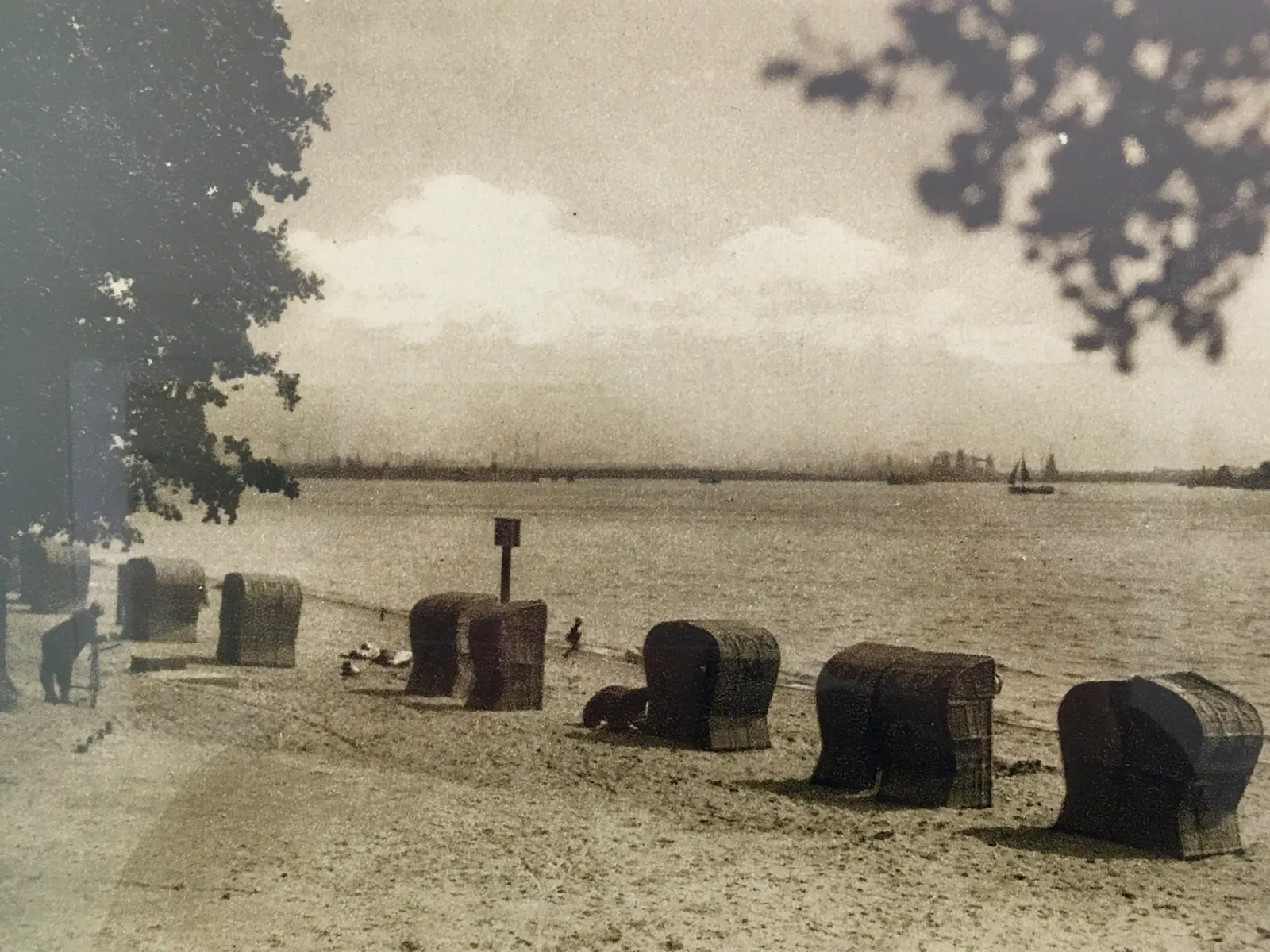 Strandkörbe am Hamburger Elbstrand, weiter Blick noch ohne Containerkräne