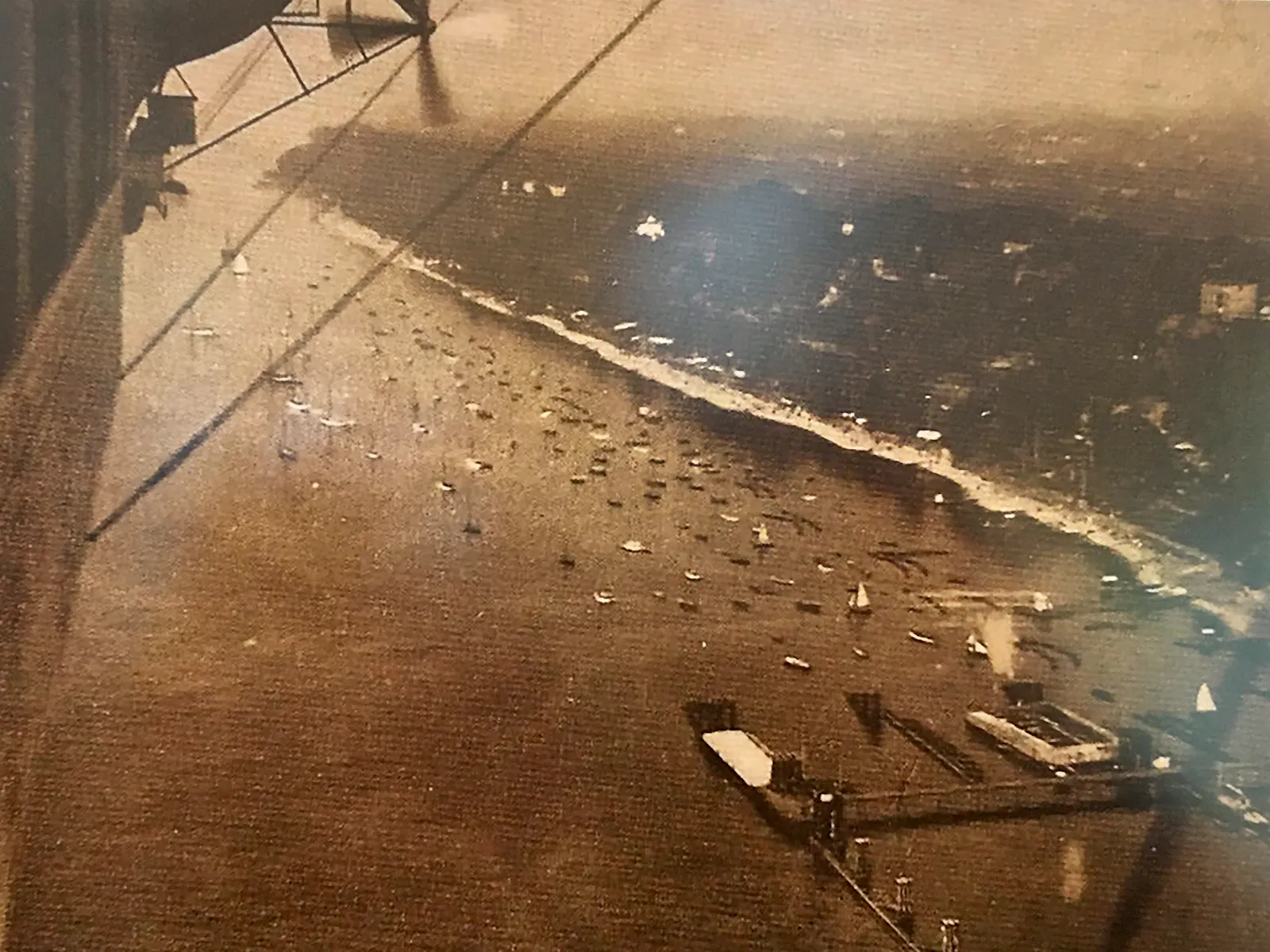Blick auf den Hamburger Elbtrand mit vielen kleinen Schiffen von einem Flugzeug aus