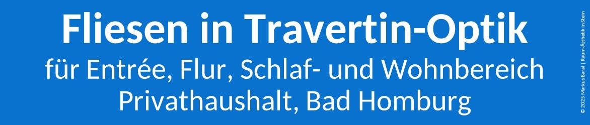 Weißer Text auf blauem Grund: Fliesen in Travertin-Optik für Entrée, Flur, Schlaf- und Wohnbereich, Privathaushalt in Bad Homburg
© MARKUS BARAL | Raum-Ästhetik in Stein