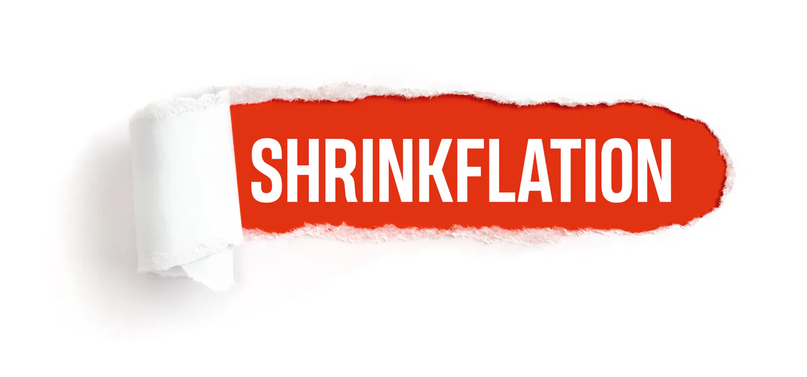 Das Bild zeigt das Wort „Shrinkflation” in weißer Schrift auf rotem Hintergrund, das hinter aufgerissenem, weißem Papier sichtbar wird.