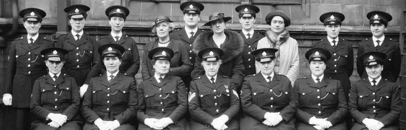 Schwarz-Weiß-Gruppenbild von englischen Polizistinnen in Uniform