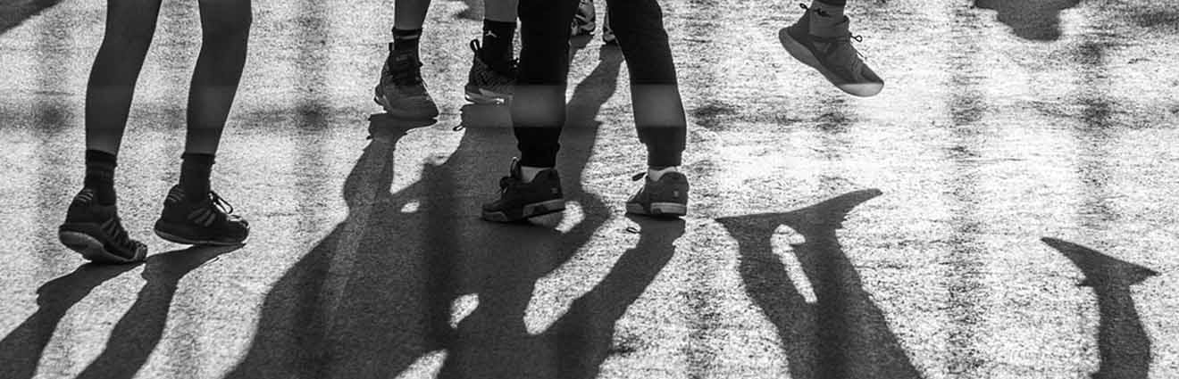 Schatten von Kinderfüßen