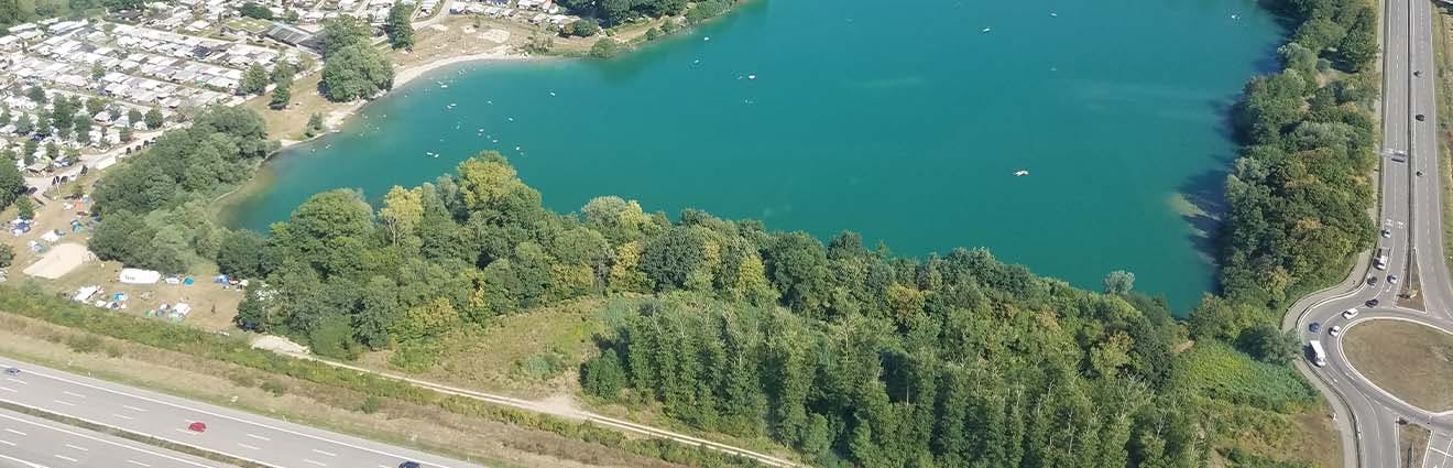 Baggersee an einem Autobahnkreuz