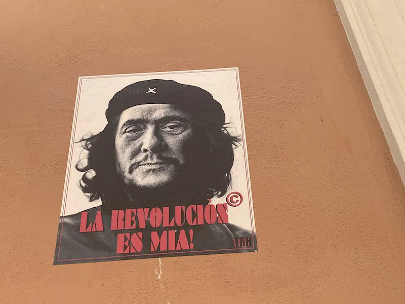 Graffiti mit dem Gesicht von Italiens langjährigem Regierungschef Silvio Berlusconi auf dem Körper des kubanischen Revolutionärs Che Guevara – und der Aufschrift "La Revolución es mia!"