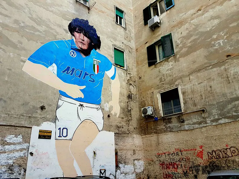 Das riesige Maradona-Wandbild in der Via De Deo in Neapel.