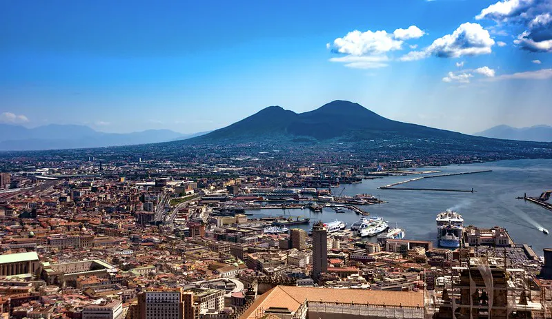 Panorama der Stadt Neapel, im Hintergrund der Vesuv.