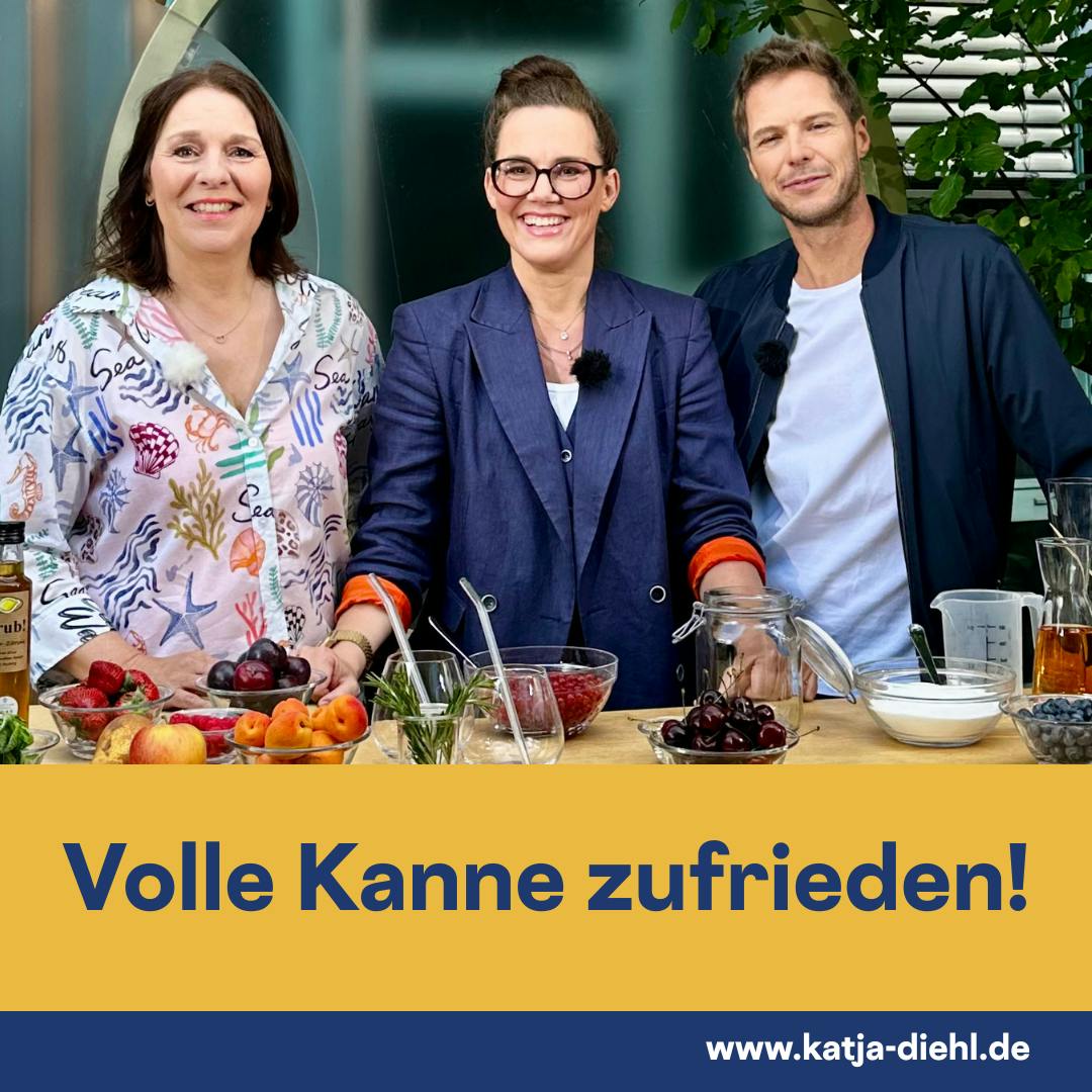 Katja steht an einem mit Früchten in Schüsseln dekoriertem Tisch umrahmt vom Moderator und der Ernährungsexpertin der Sendung "Volle Kanne!"