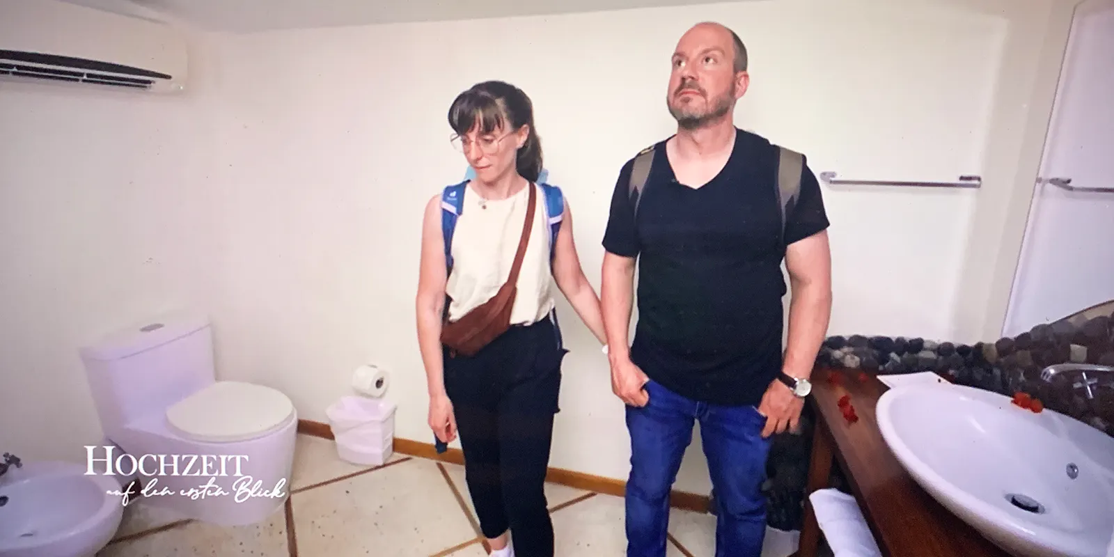 Alexandra und Heiko entdecken, dass das Bad keine Tür hat