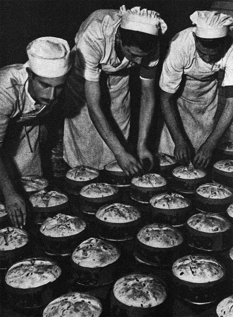 Bäcker beim Einschneiden von "modernen" Panettoni in der Bäckerei von Angelo Motta in Mailand [1].