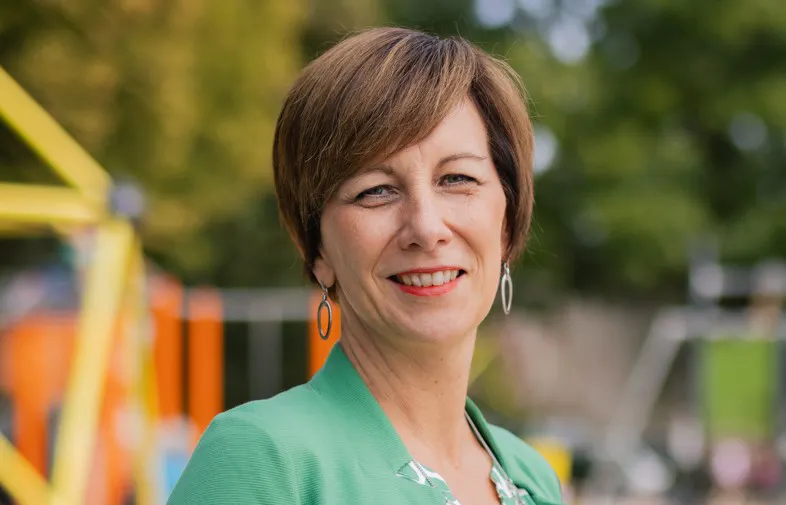 Das Foto zeigt Annemarie Schlack im Freien. Sie ist die Geschäftsführerin von SOS-Kinderdorf.