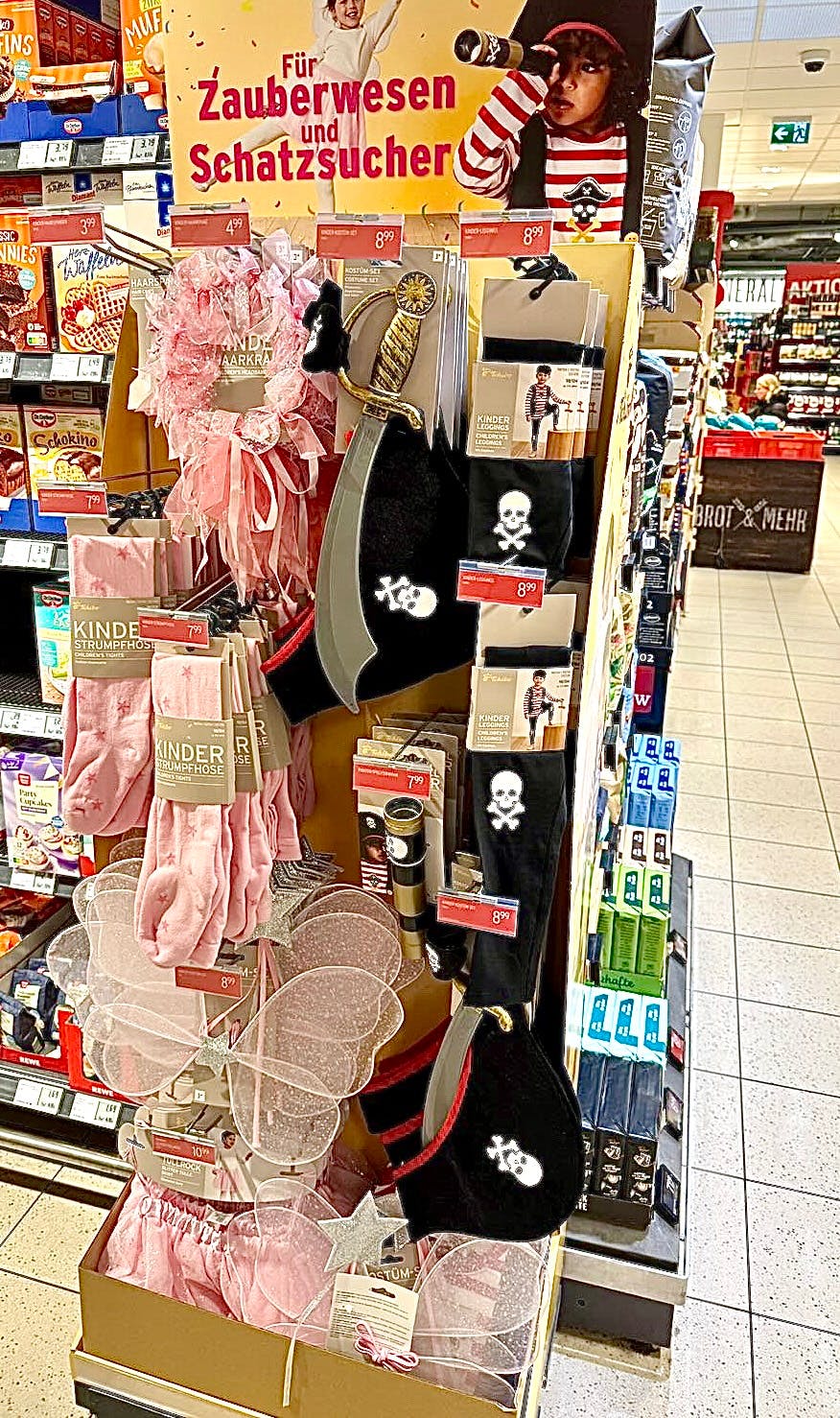 „Zauberwesen in Pink“ und „Schatzsucher in Schwarz“-Aufsteller in Geschäft