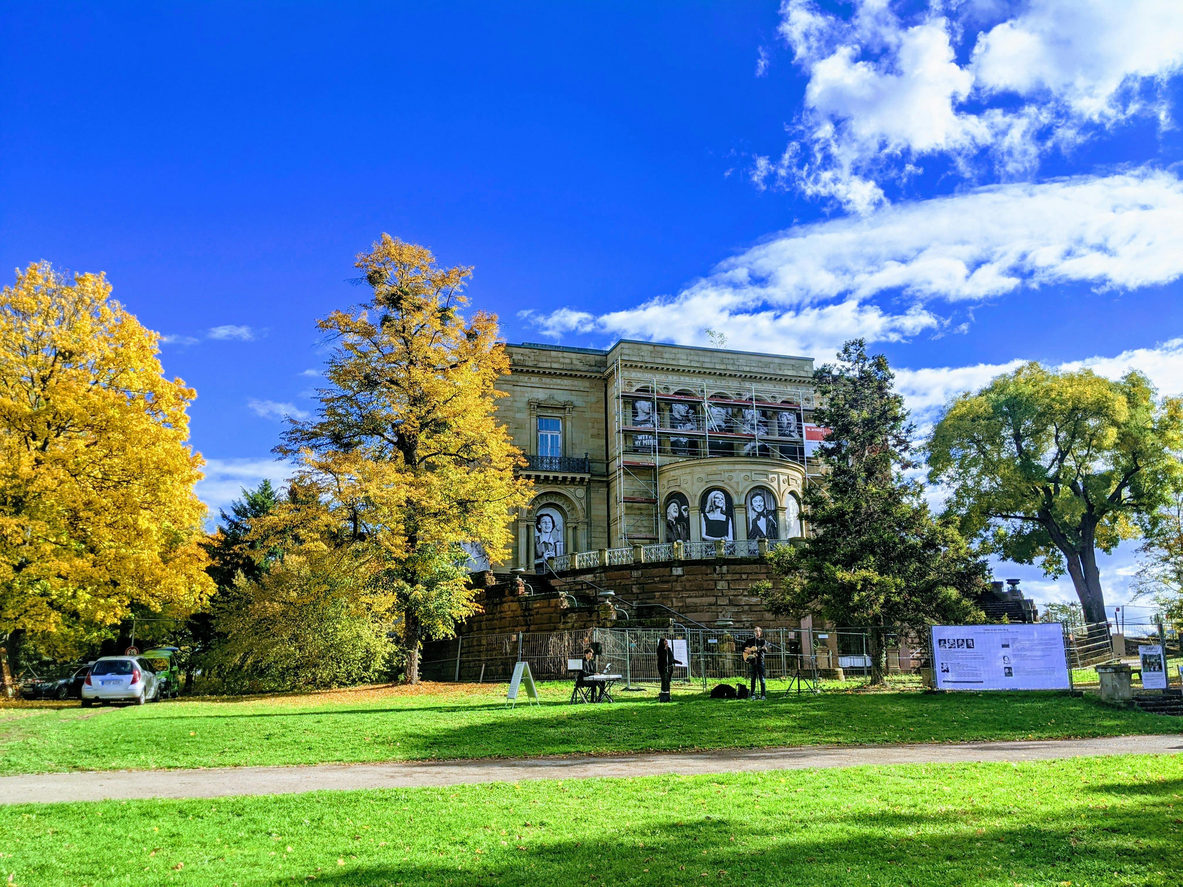 Auf den Wiesen um die Villa Berg in Stuttgart-Ost lässt sich gut spielen, Kultur erleben, feiern. Foto: Jürgen Brand