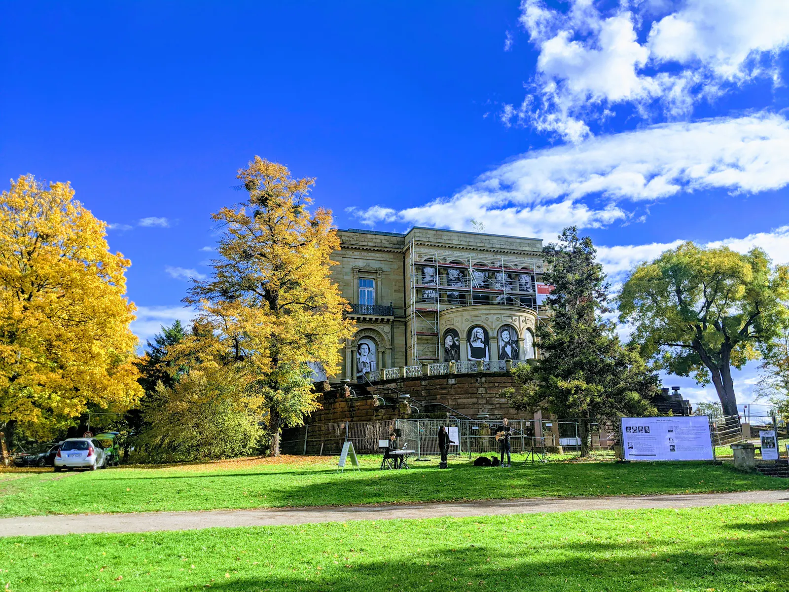 Auf den Wiesen um die Villa Berg in Stuttgart-Ost lässt sich gut spielen, Kultur erleben, feiern. Foto: Jürgen Brand