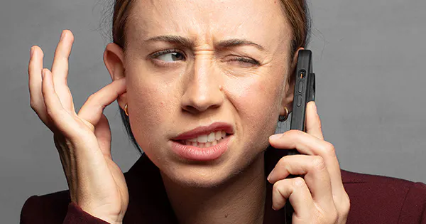 Betrug am Telefon - Misstrauisch blickende Frau telefoniert / Bild: Freepik, kues1