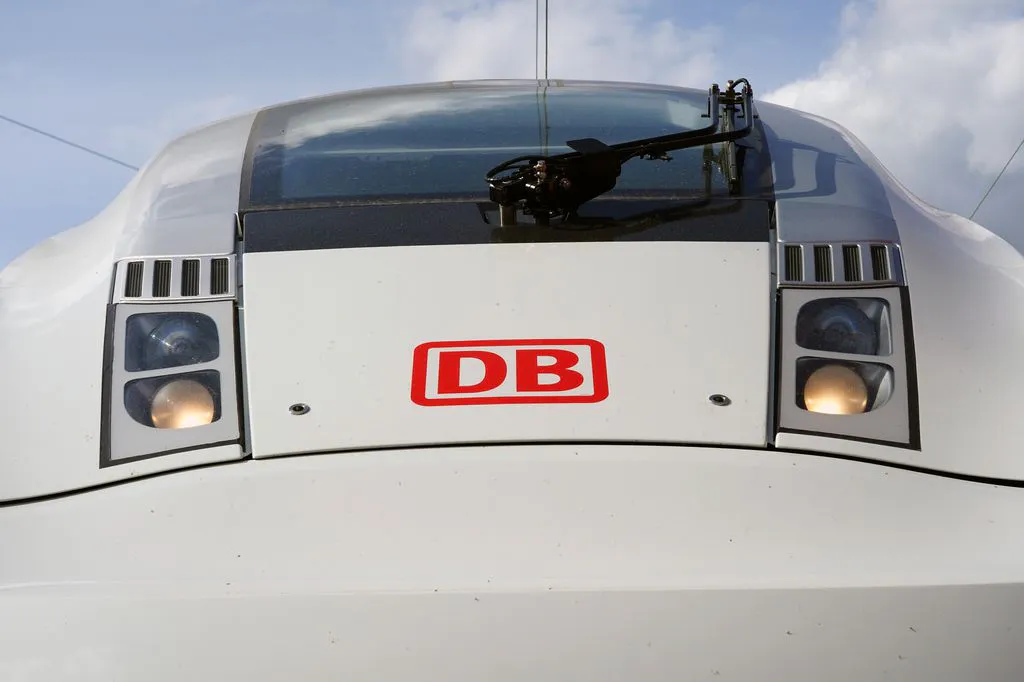 Repariert wird der ICE schon bald in Cottbus. Fahren wird er allerdings erst 2038, wenn überhaupt. Nur eins von vielen Problemen der Lausitz. Foto: Deutsche Bahn AG / Volker Emersleben