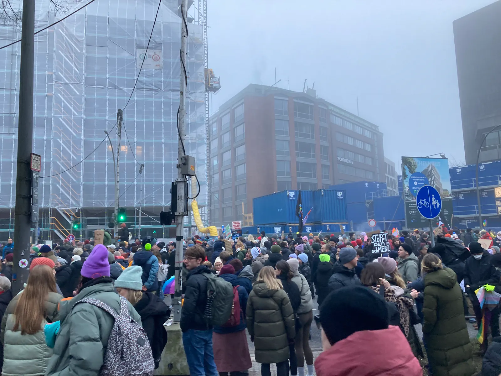 Foto der Anti-Rechts Demo auf der Willy-Brand-Straße in hamburg