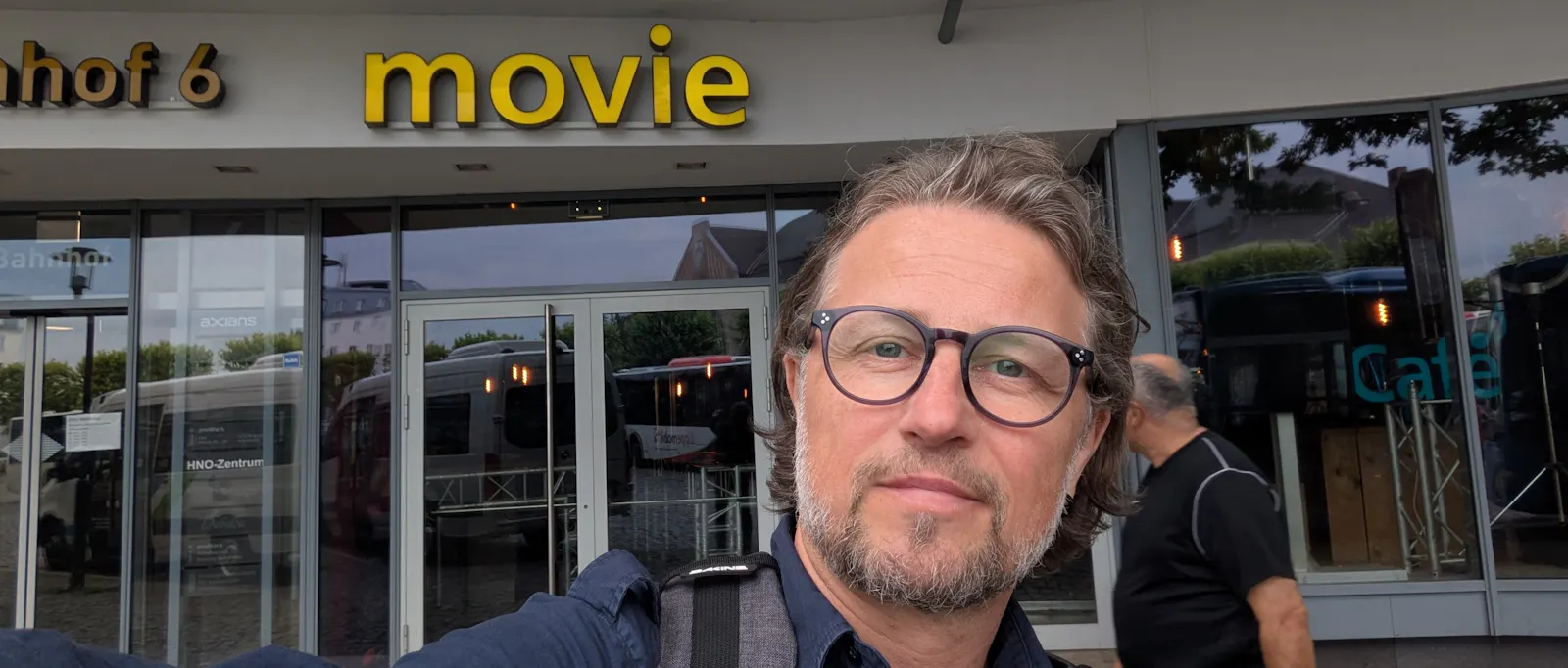 Ein Selfie vor einem Kino in Bielefeld am Bahnhof, in dem ich Ende der 90er Jahre den Film Fight Club gesehen habe.