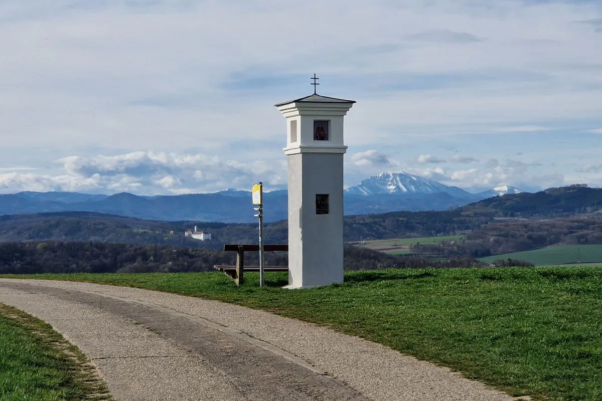 Marterl, im Hintergrund die schneebdeckten Berge der Voralpen