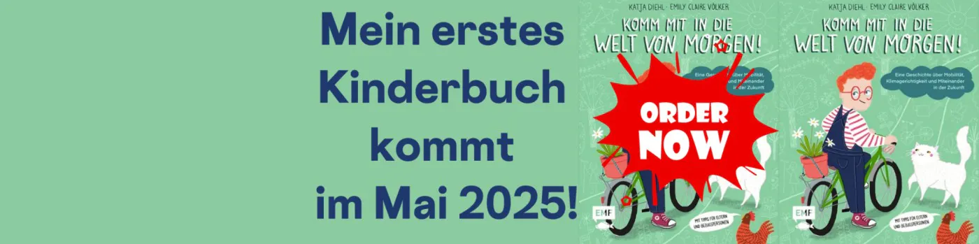 Mein erstes Kinderbuch kommt im Mai 2025. Grünes Sharepic mit Screenshot des Covers. Das zeigt ein rothaariges Kind auf einem Rad mit geringeltem Pulli und Latzhose. Eine weiße Katze und ein braunes Huhn.
