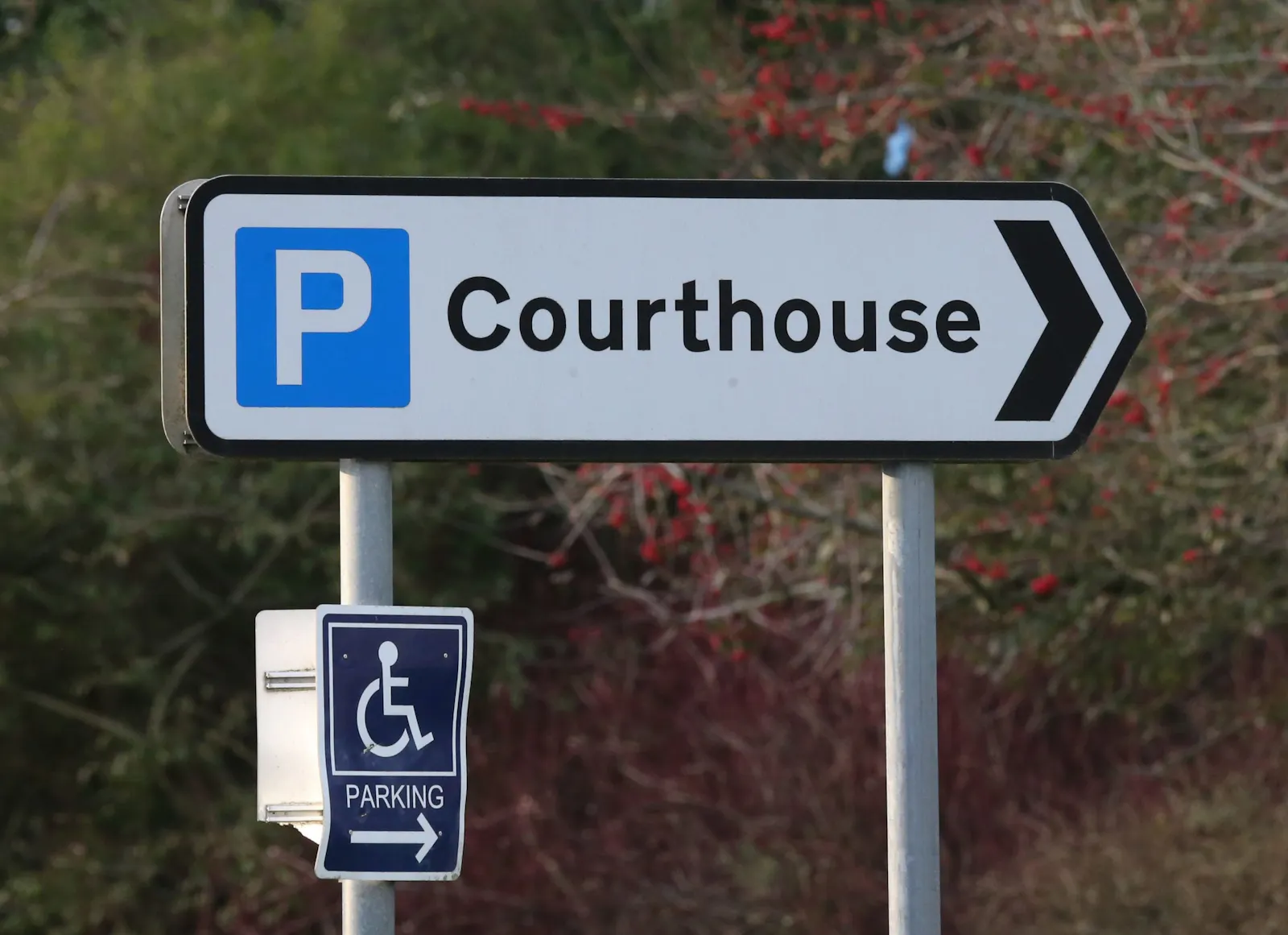 Parkplatz-Schild mit Courthouse