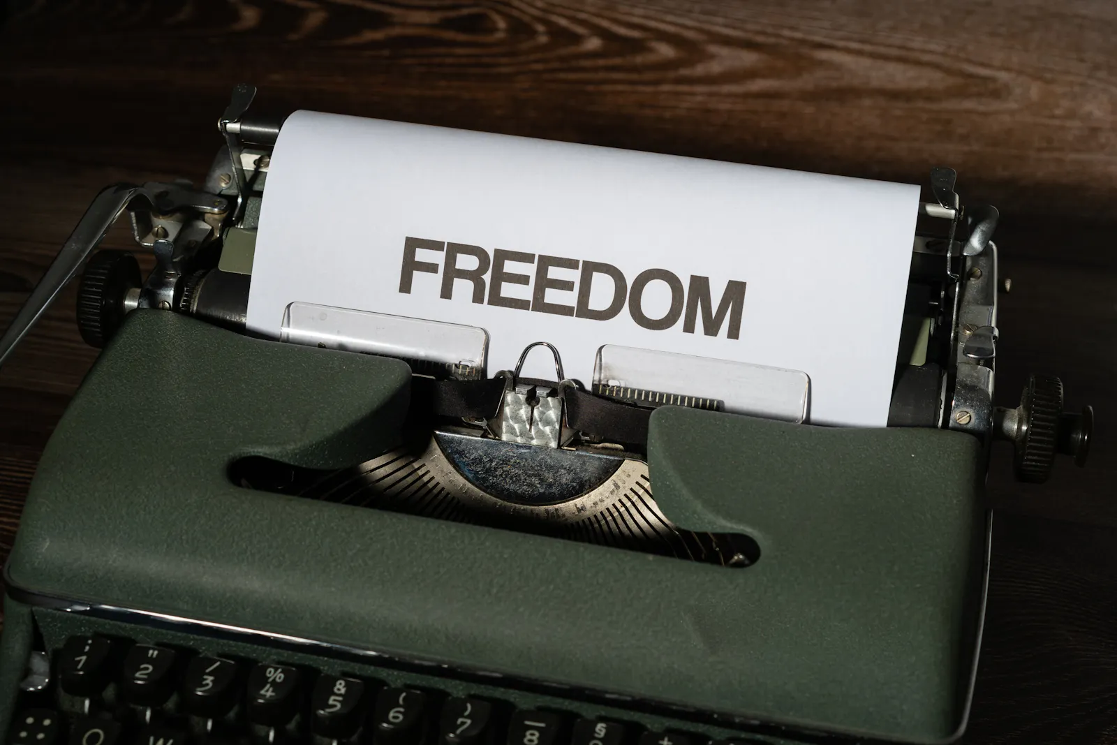 Schreibmaschine mit Papier, auf dem FREEDOM steht